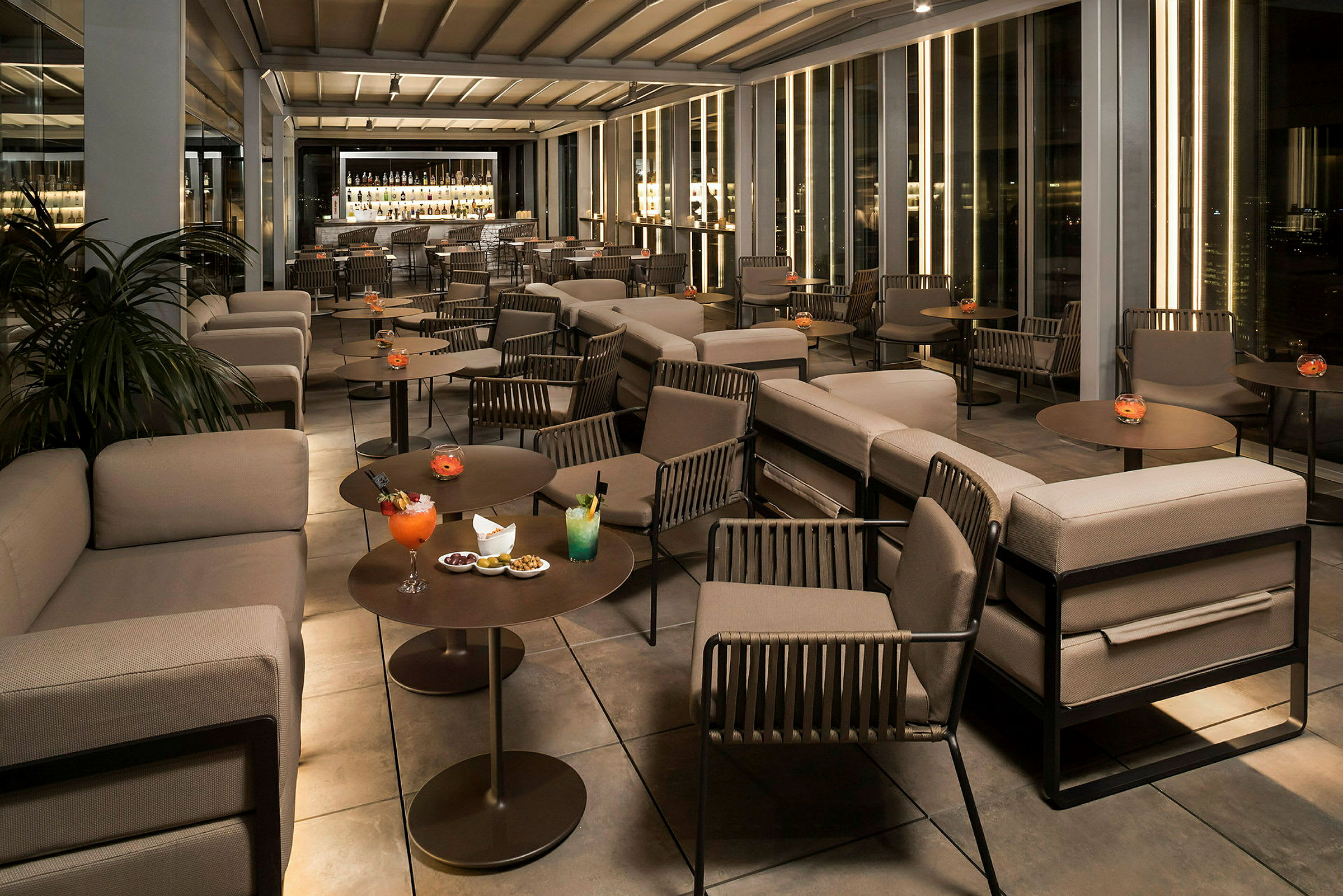 Moderni lounge sohvien, pöytien ja juomien kanssa tyylikkäässä paikassa. (Tekoälyn luoma teksti)