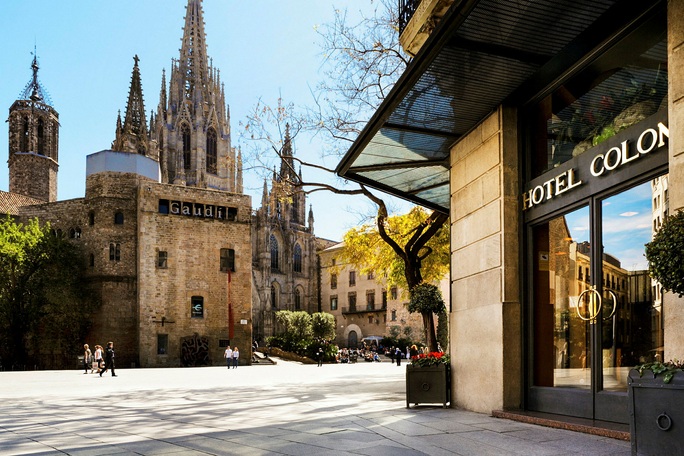 Hotel Colon etualalla, Barcelonan La Catedral -kirkko taustalla. (Tekoälyn luoma teksti)