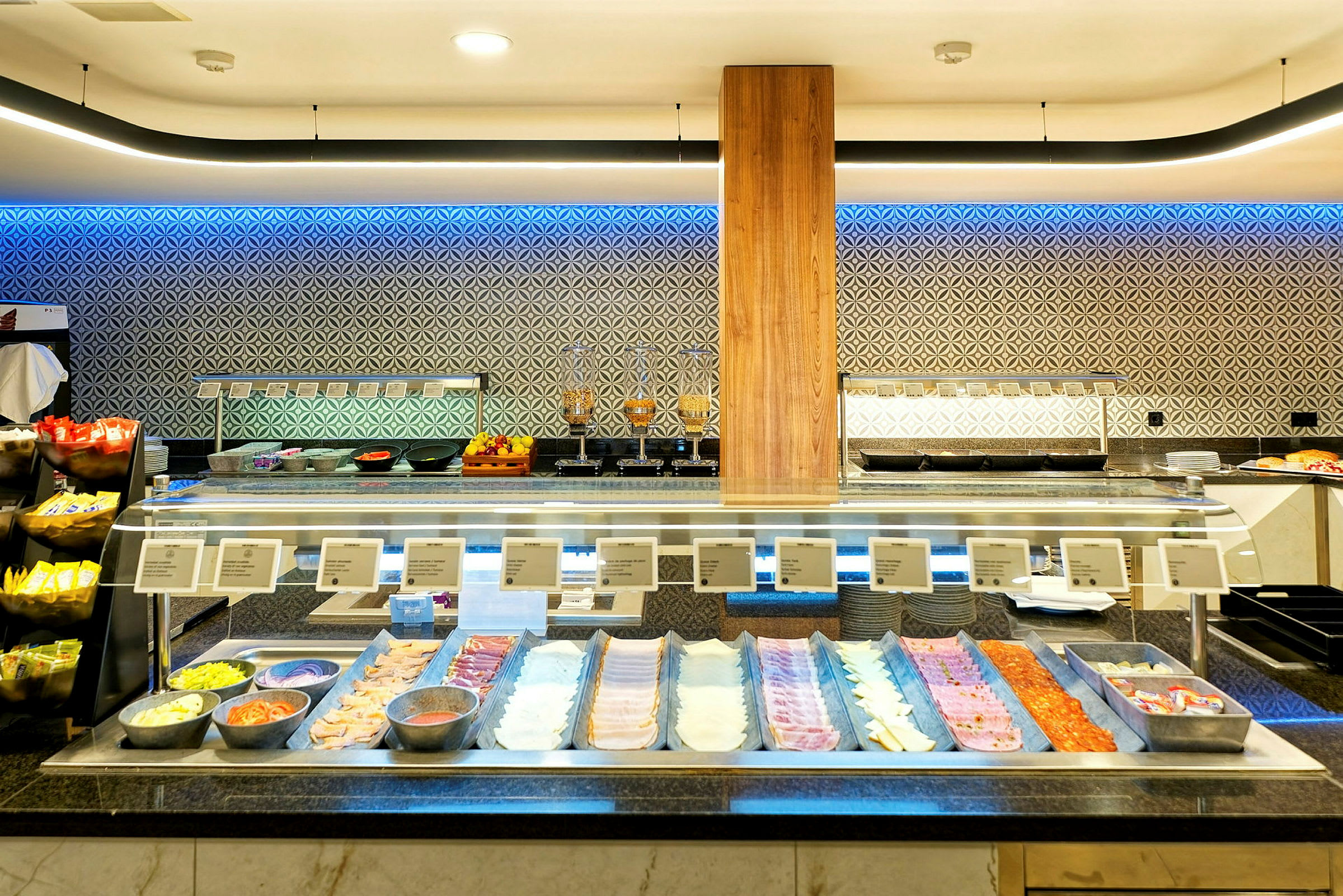 Buffet, jossa on erilaisia ruokia palvelutiskillä. (Tekoälyn luoma teksti)