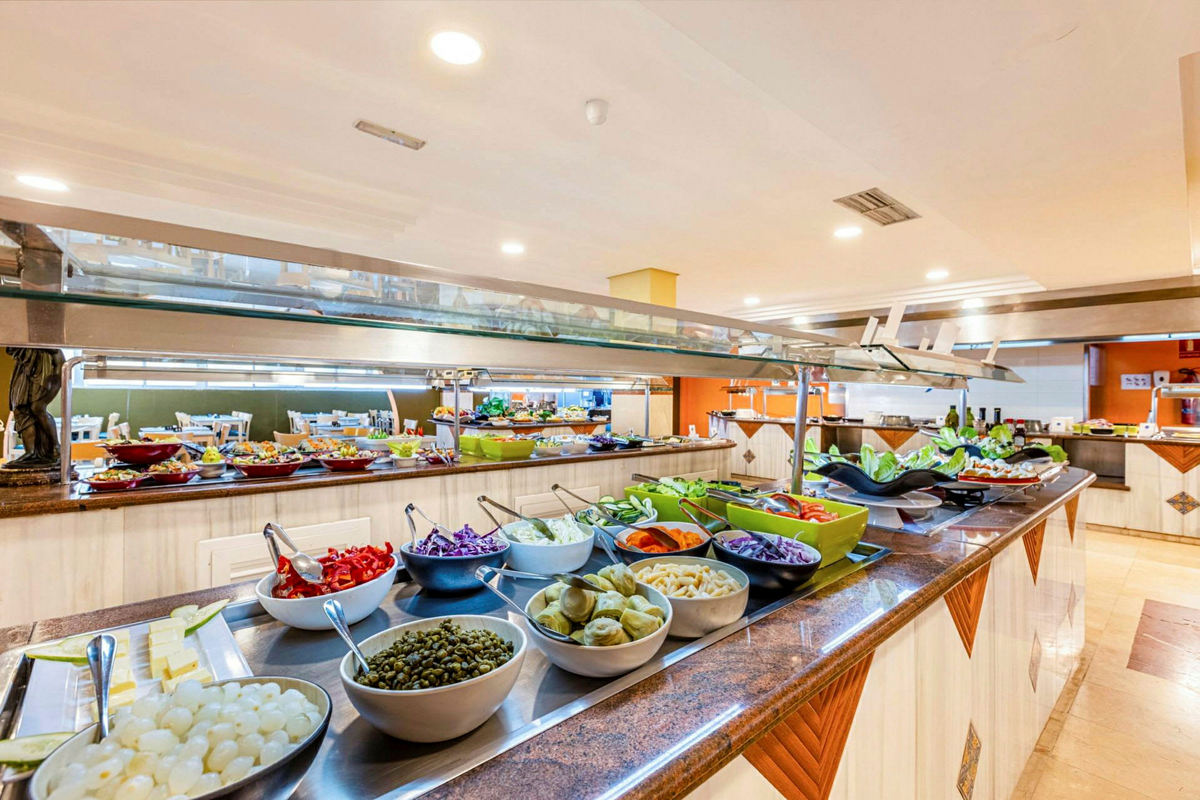 Buffet, jossa on erilaisia ruokia ja salaattiaineksia. (Tekoälyn luoma teksti)