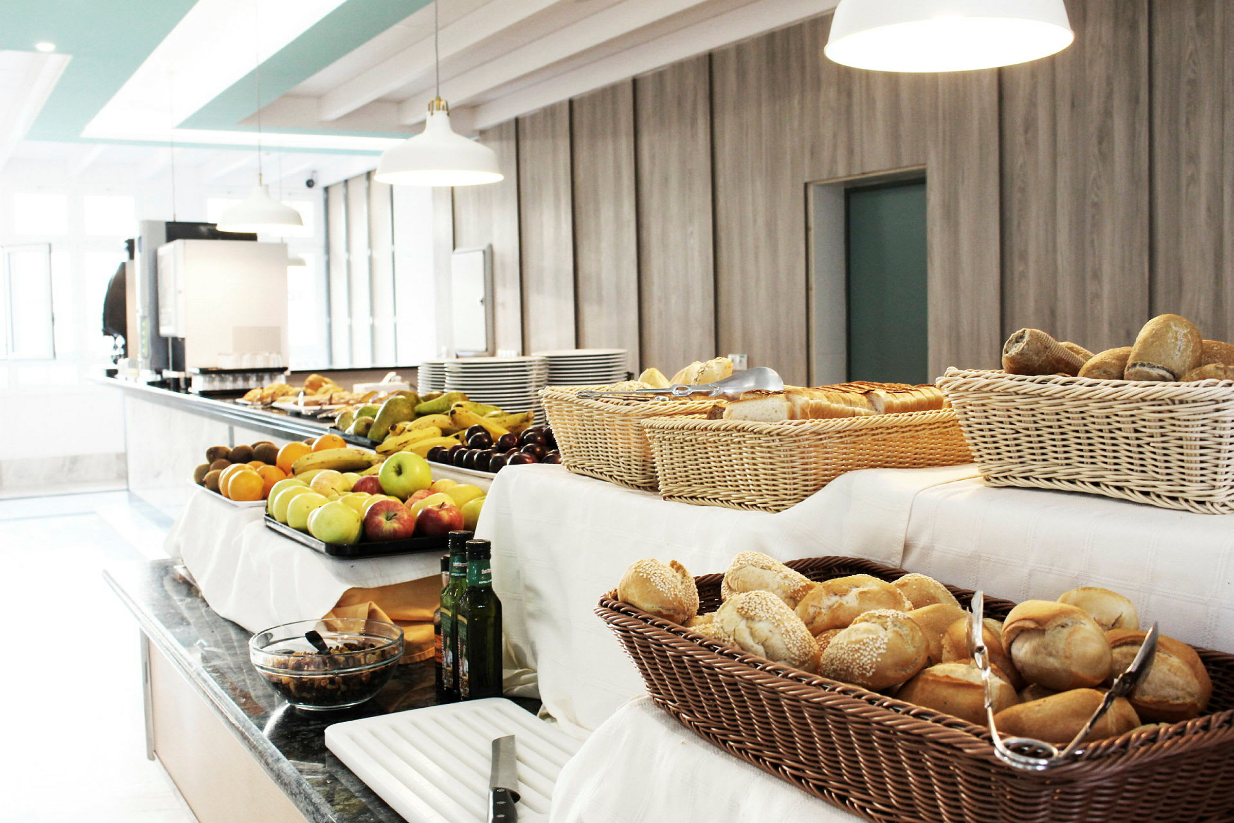 Buffet, jossa on hedelmiä, leipää ja muita lisukkeita pöydällä. (Tekoälyn luoma teksti)