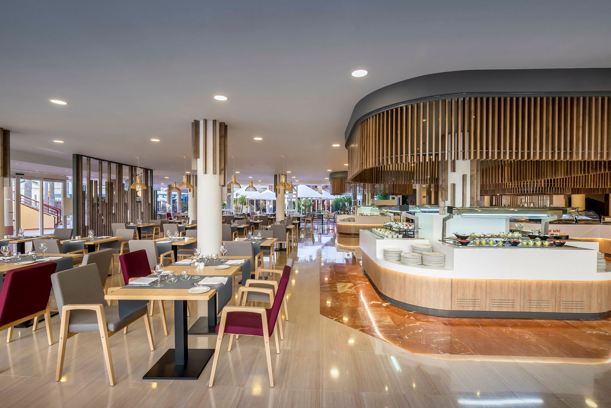 Moderni ravintola, jossa pöydät on katettu ja keskialueella on buffet. (Tekoälyn luoma teksti)