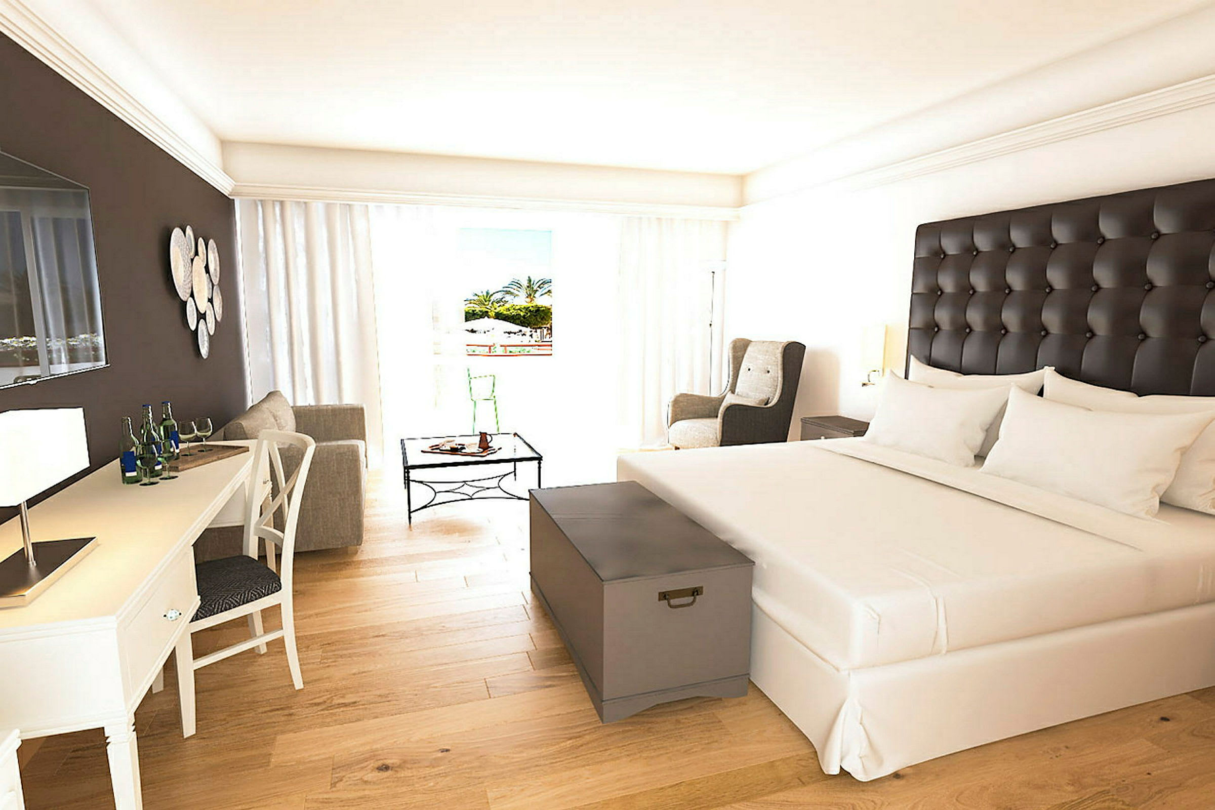 Valoisa hotellihuone, jossa on suuri sänky, kirjoituspöytä, nojatuolit ja lasipöytä. Ikkuna avautuu aurinkoiselle parvekkeelle. (Tekoälyn luoma teksti)