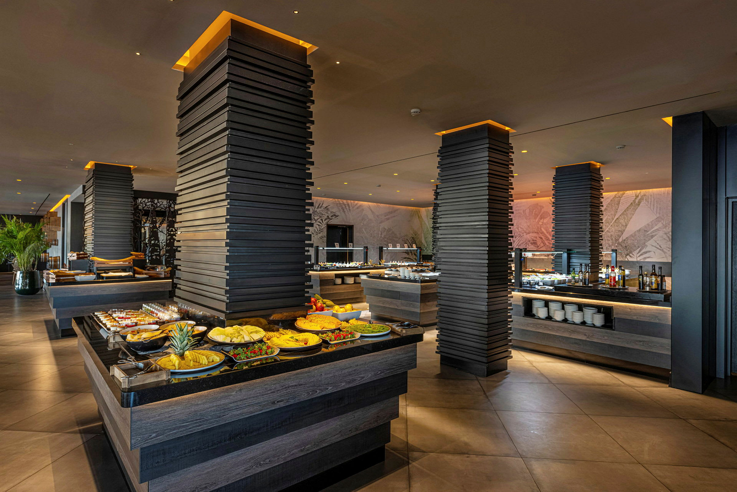 Ravintola, jossa on buffet ja erilaisia ruokalajeja tarjoilla pöydillä. (Tekoälyn luoma teksti)