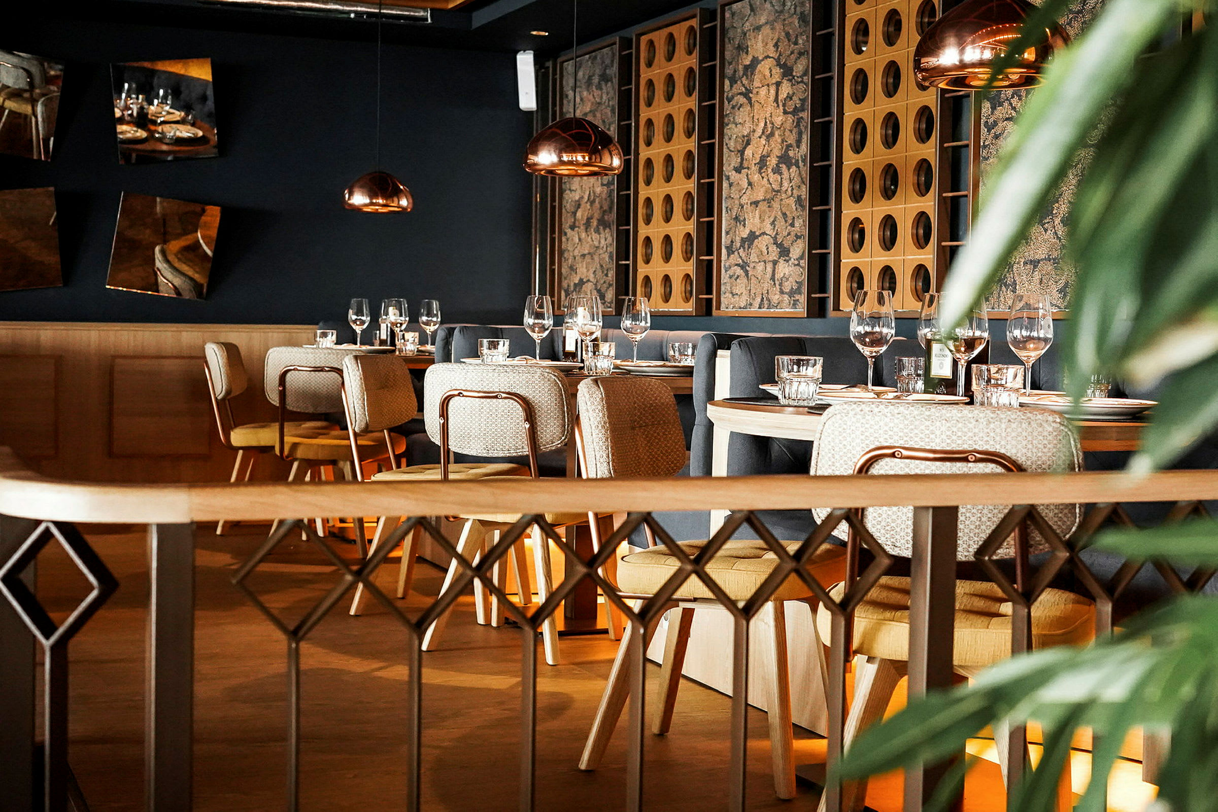 Tyylikäs ravintola, jossa on katettuja pöytiä ja hienoja sisustuselementtejä. (Tekoälyn luoma teksti)