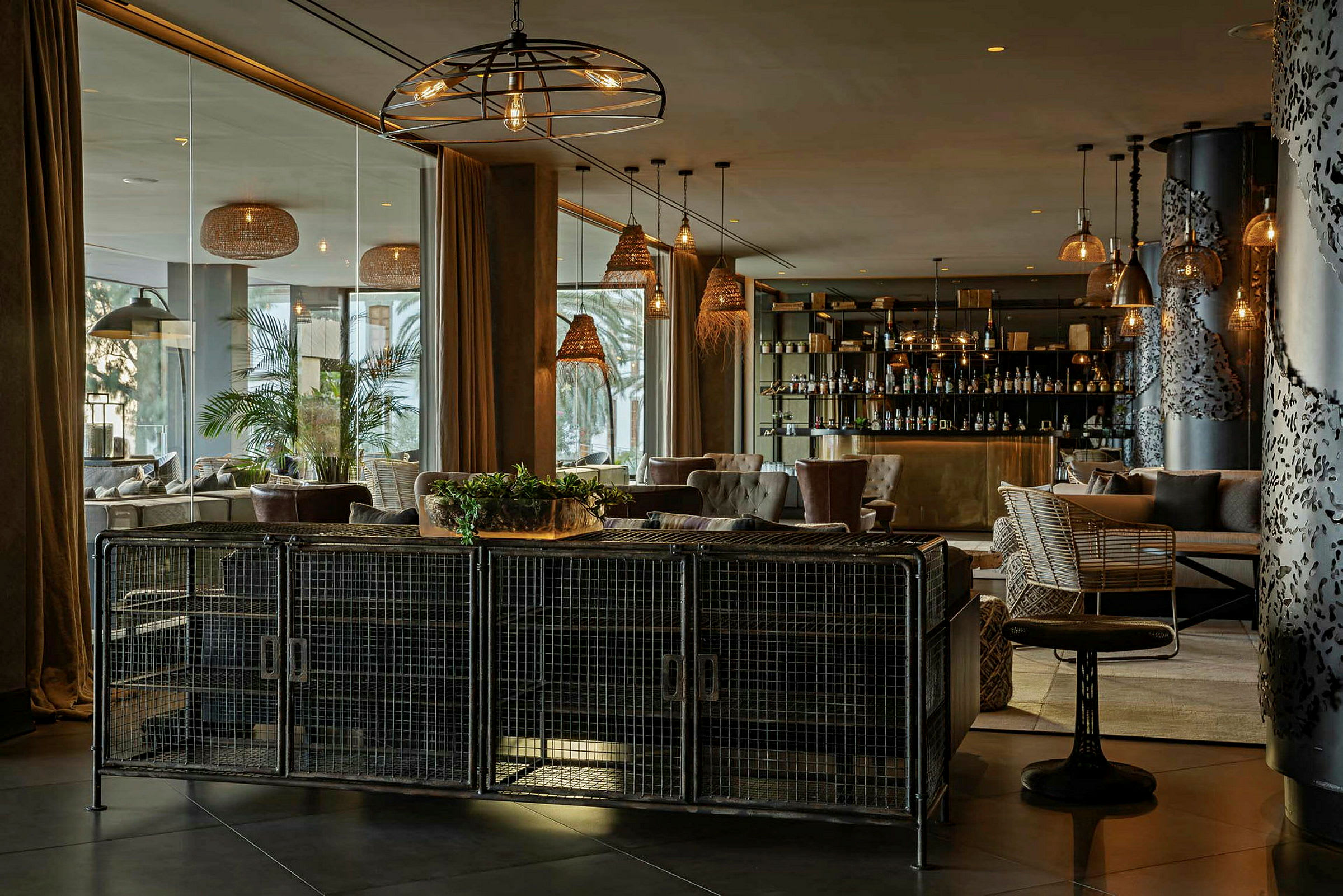 Tyylikäs ravintola tai lounge, jossa on hienostunut sisustus ja mukavat istuimet. Baaritiski näkyy taustalla. (Tekoälyn luoma teksti)