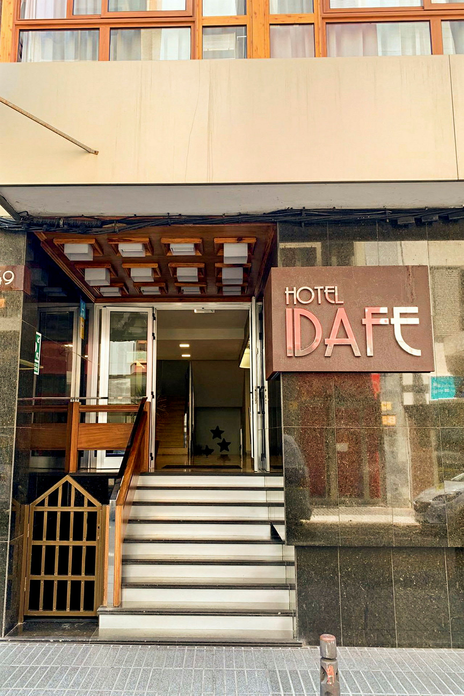 Hotel Idafen sisäänkäynti, jossa on muutama askelma ja ovi. (Tekoälyn luoma teksti)