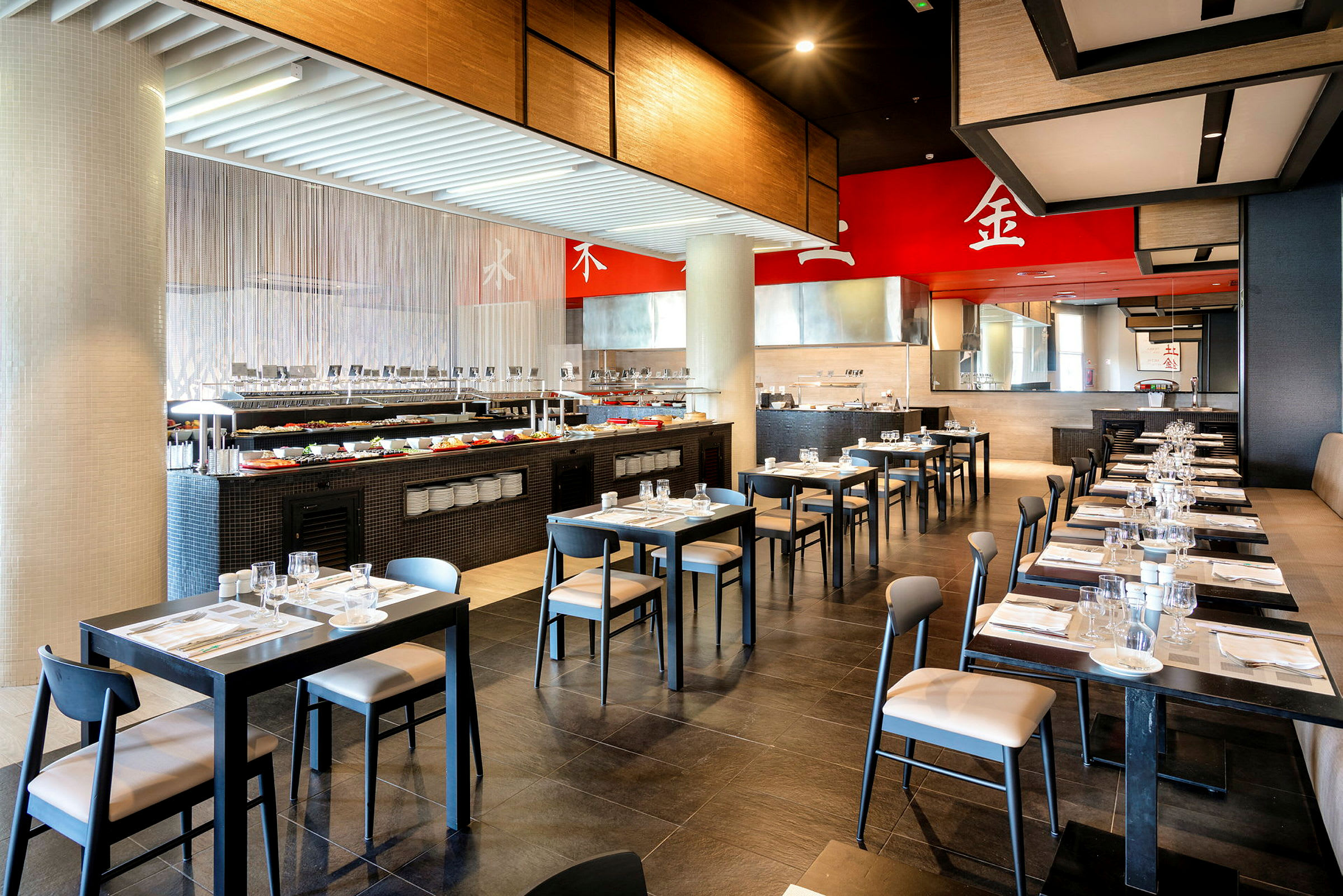 Kuva modernista ravintolasta, jossa on katettuja pöytiä ja buffet. (Tekoälyn luoma teksti)
