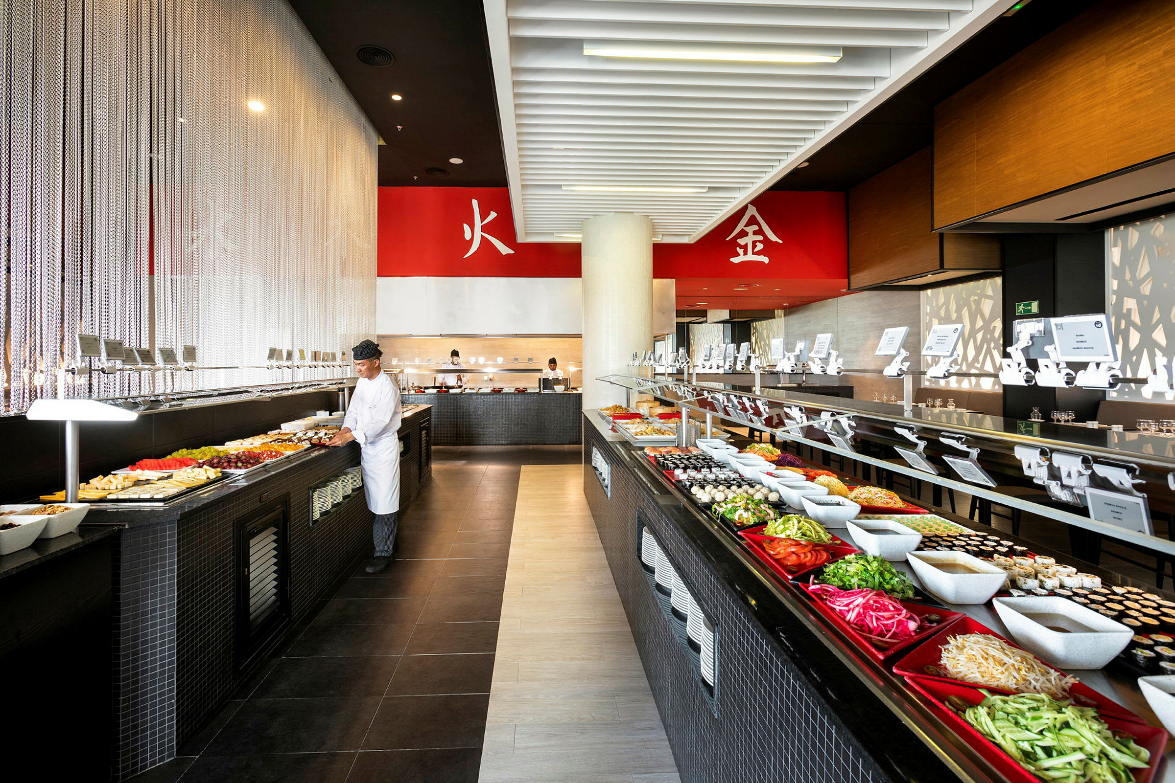 Buffet, jossa monipuolinen valikoima ruokaa nykyaikaisesti sisustetussa tilassa. (Tekoälyn luoma teksti)