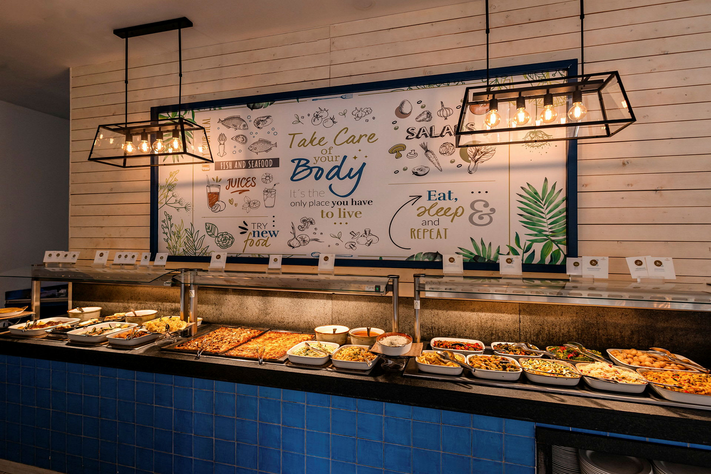 Buffet, jossa on erilaisia ruokia ja seinäkoriste. (Tekoälyn luoma teksti)