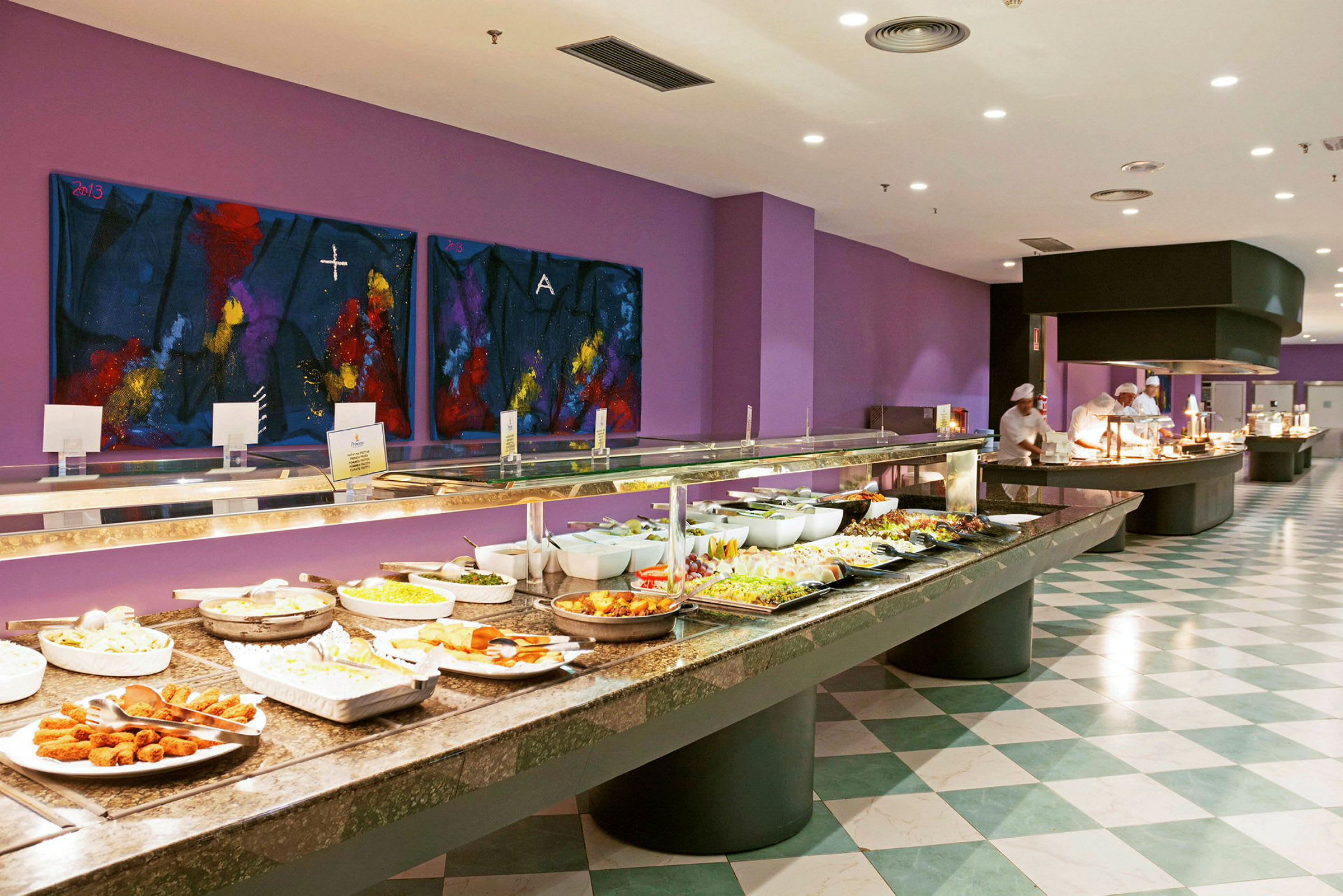 Buffet ja valikoima ruokia ja salaattia pitkään tarjoilupöytään aseteltuna. (Tekoälyn luoma teksti)