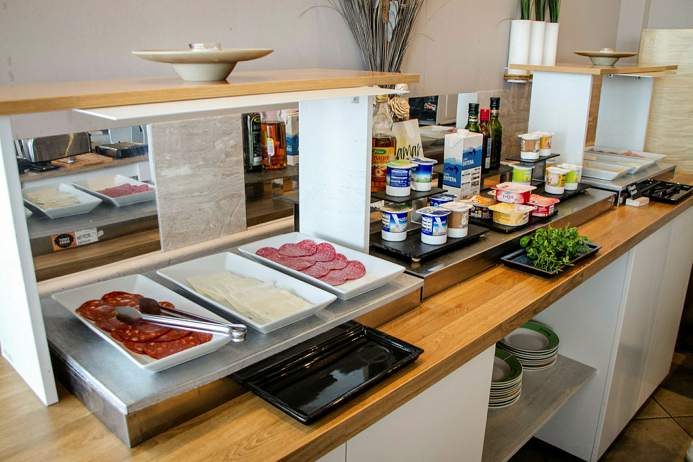 Aamiaisbuffet kylmillä leikkeleillä, jogurtilla ja vihanneksilla. (Tekoälyn luoma teksti)