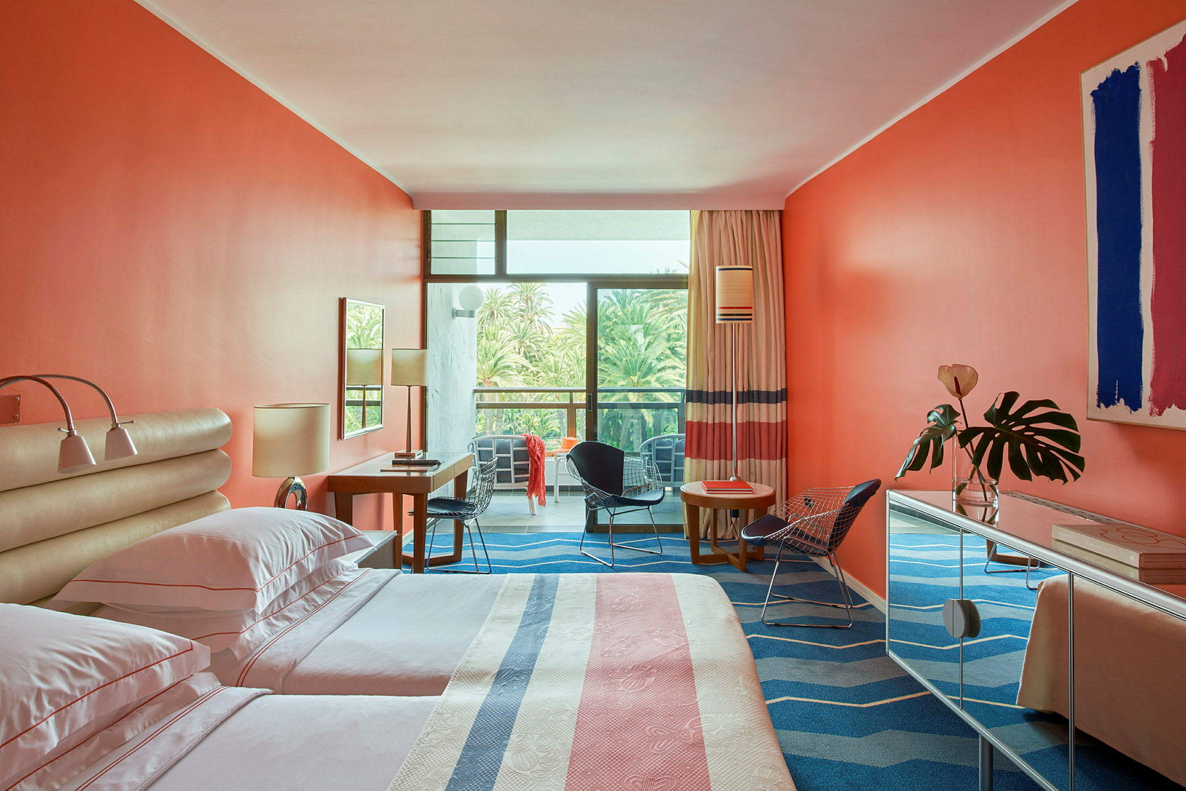 Hotellihuone, jossa kaksi sänkyä, kirjoituspöytä ja parveke. (Tekoälyn luoma teksti)