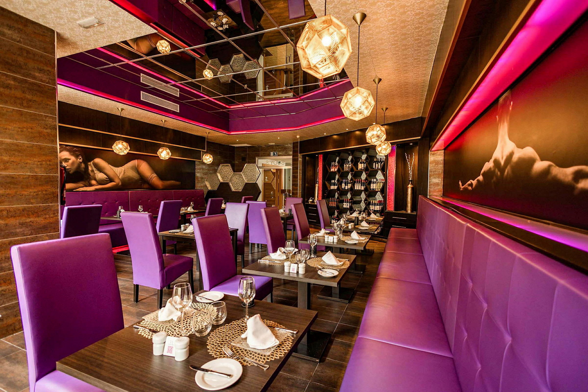 Ravintola, jossa on violetit tuolit ja valaistus. (Tekoälyn luoma teksti)
