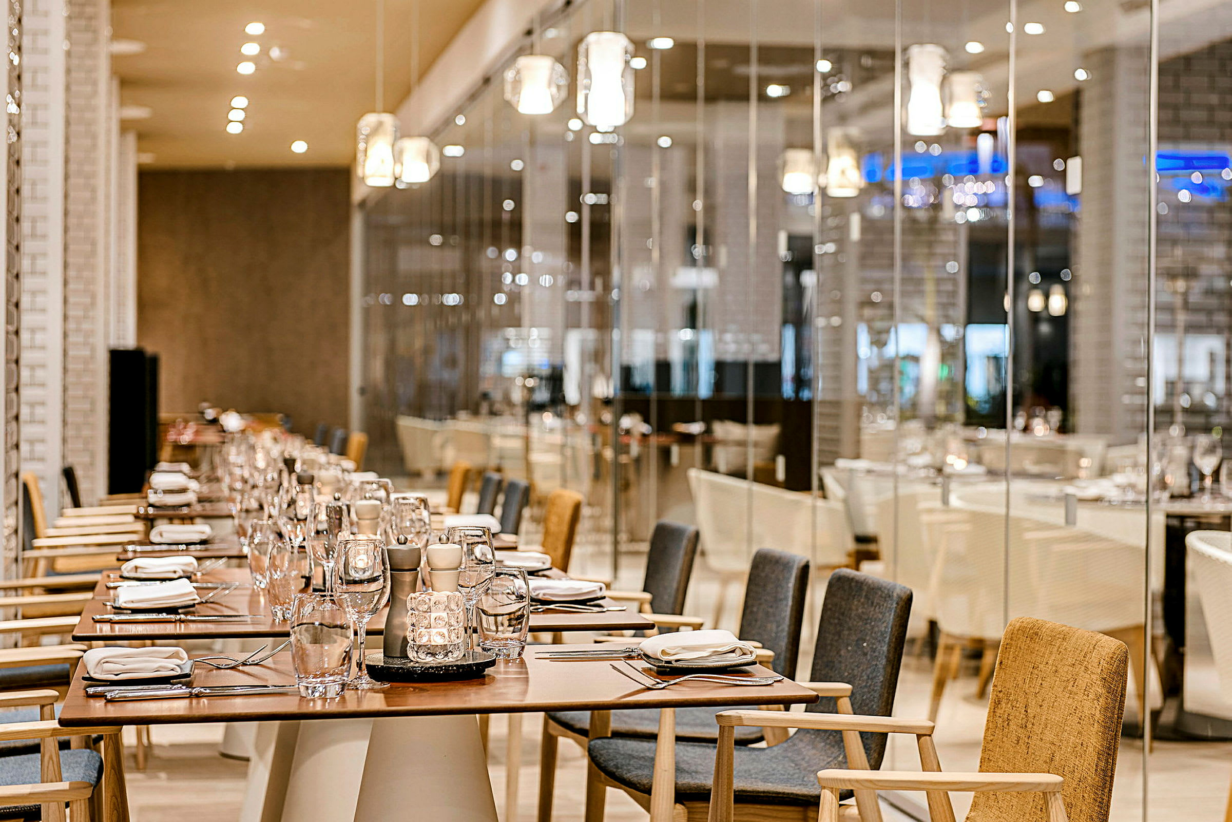 Tyylikäs ravintola, jossa on katettuja pöytiä ja mukavia tuoleja. (Tekoälyn luoma teksti)