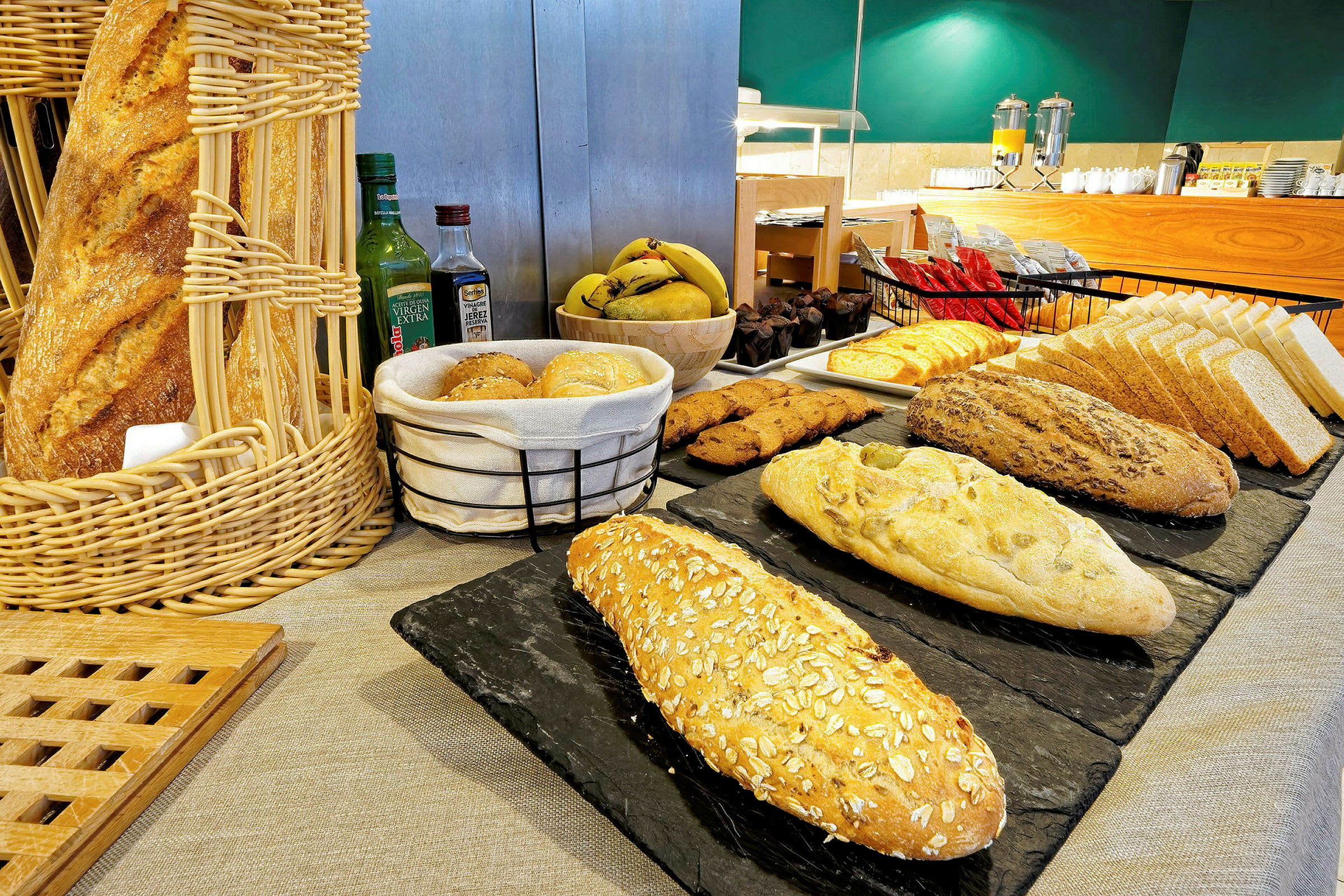 Buffetpöydässä eri leipätyyppejä ja lisukkeita. (Tekoälyn luoma teksti)