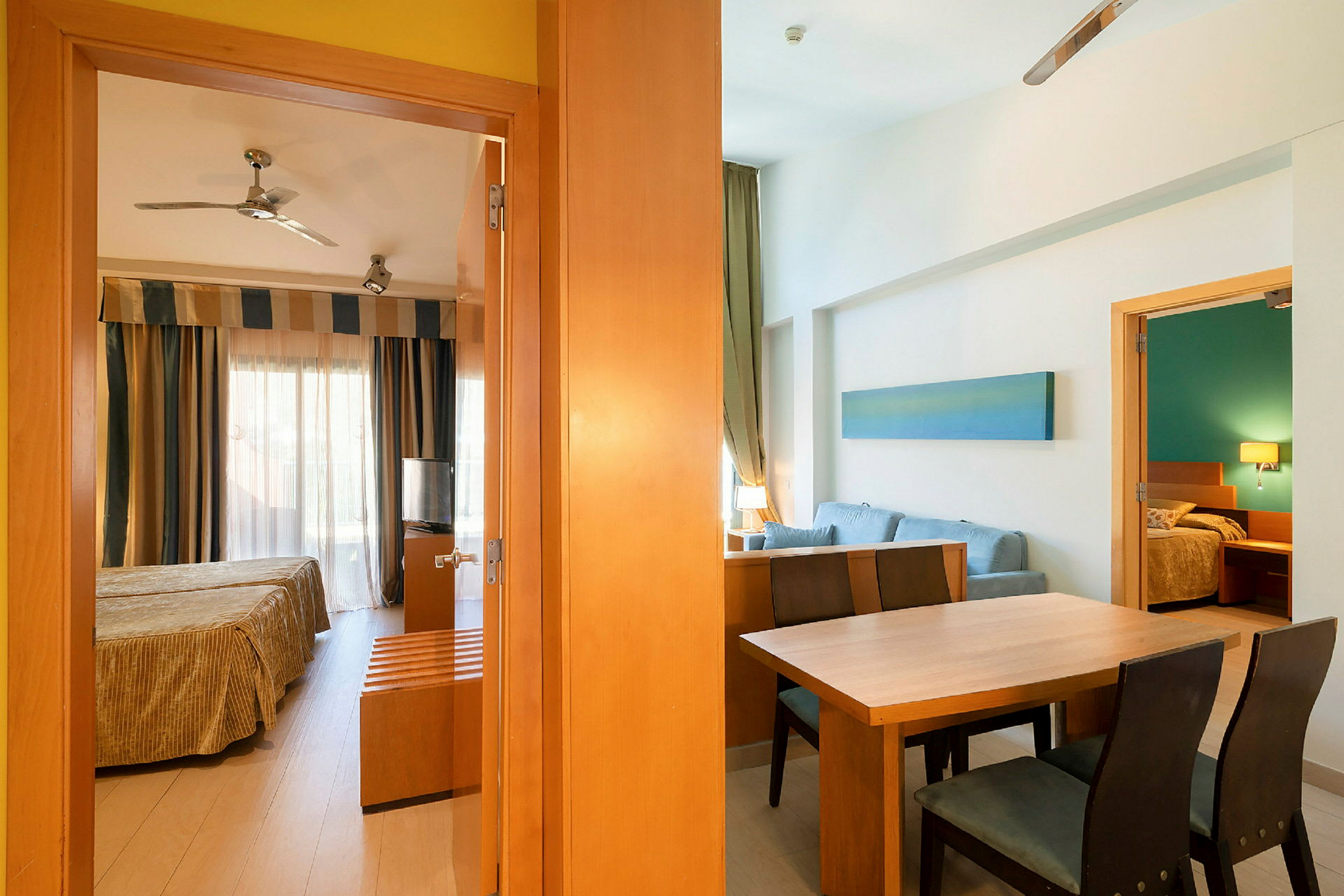Hotellihuone, jossa makuuhuone ja ruokailutila. (Tekoälyn luoma teksti)