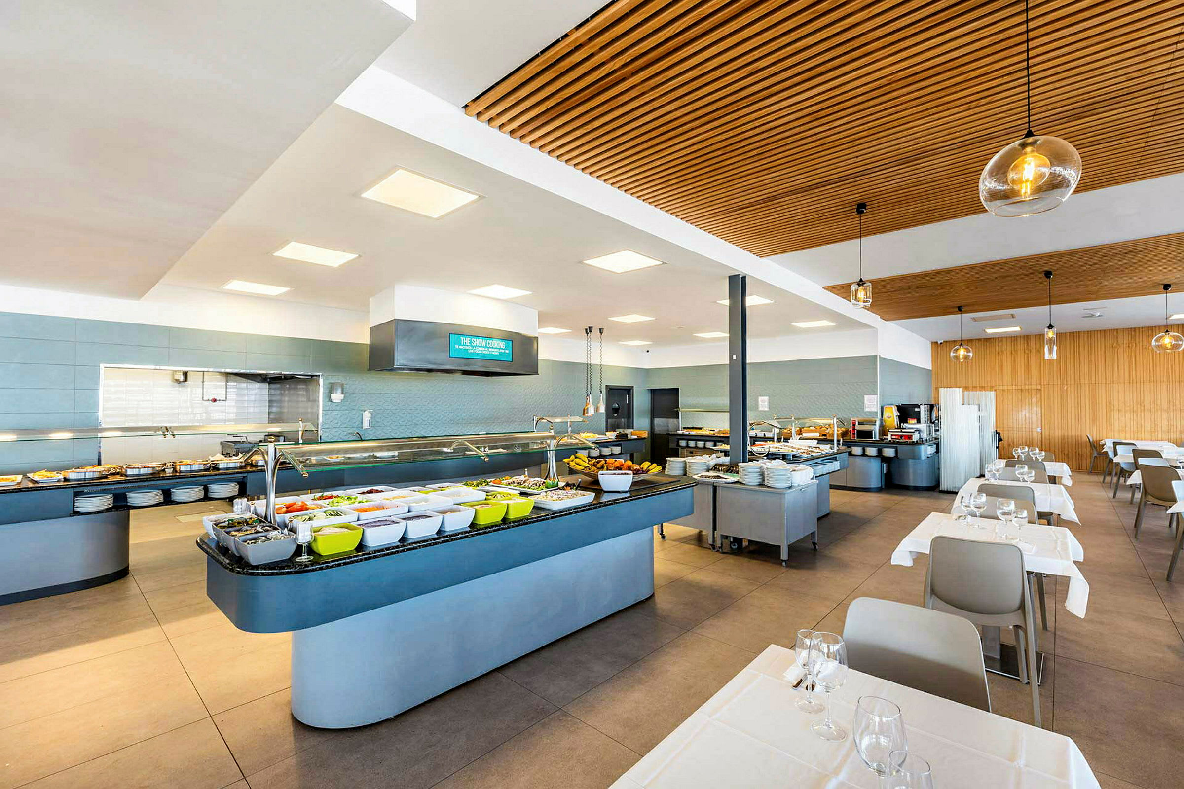 Buffet-alue, jossa ruokaa ja istumapaikkoja. (Tekoälyn luoma teksti)