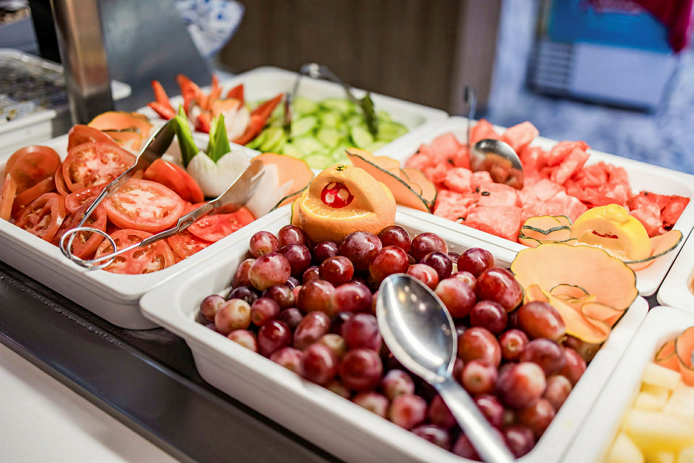Buffetissa tuoreita vihanneksia ja hedelmiä. (Tekoälyn luoma teksti)
