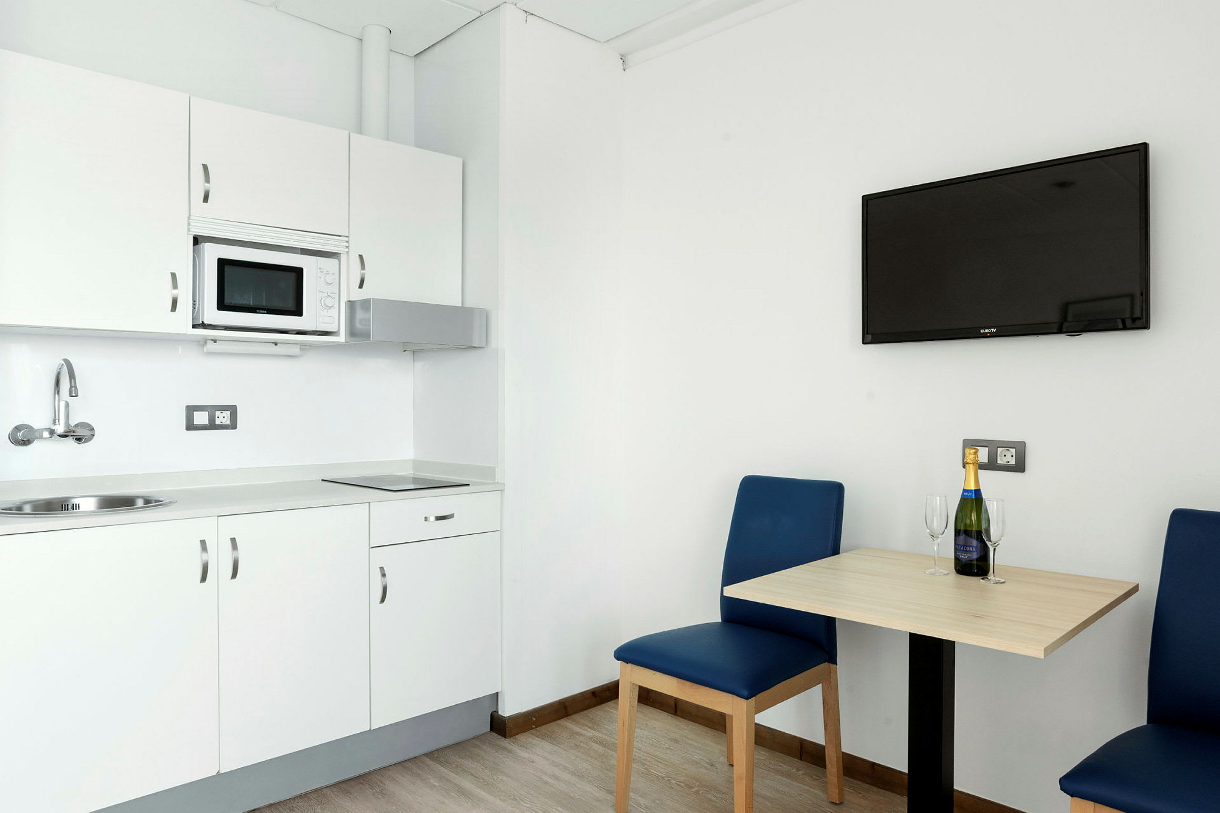 Premium-kaksio maan tason alapuolella, terassi / Premium-kaksio ja rajoitettu merinäköala / Premium-kaksio ja merinäköala / Premium-kaksio, ylemmissä kerroksissa, merinäköala