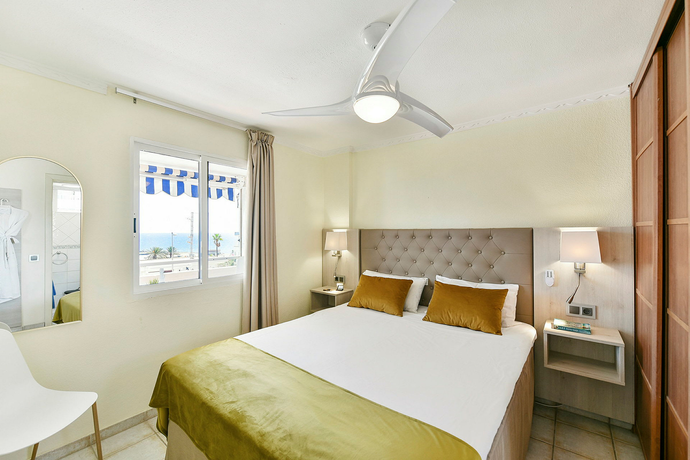 Hotellihuone, jossa on parisänky ja ikkuna merinäköalalla. (Tekoälyn luoma teksti)