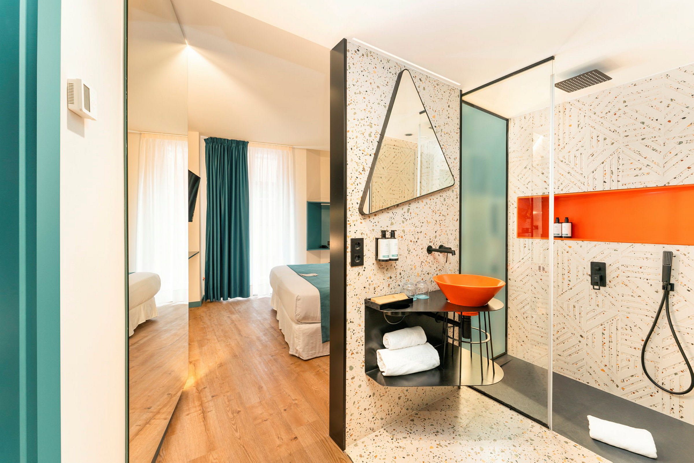 Moderni hotellihuone, jossa kylpyhuone ja makuutila. (Tekoälyn luoma teksti)
