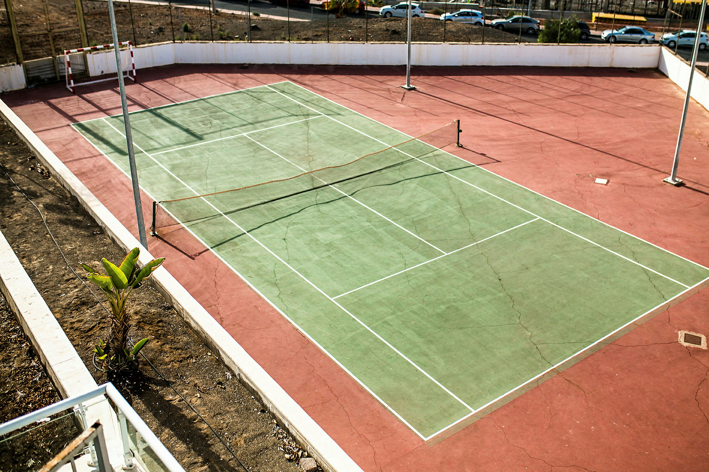 Avoin tenniskenttä verkolla. (Tekoälyn luoma teksti)