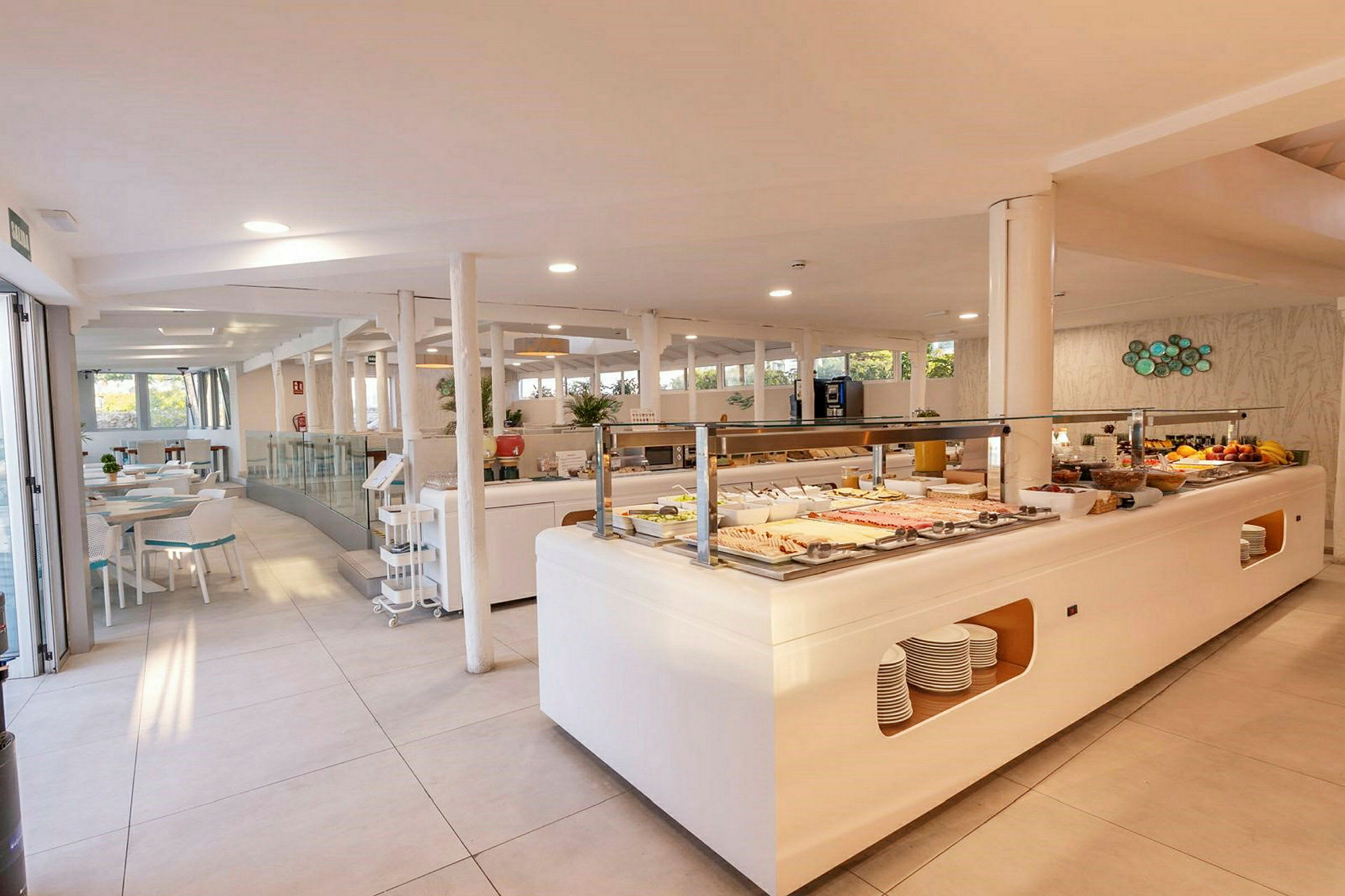 Buffet-ruokapöytä vaaleassa ravintolassa. (Tekoälyn luoma teksti)