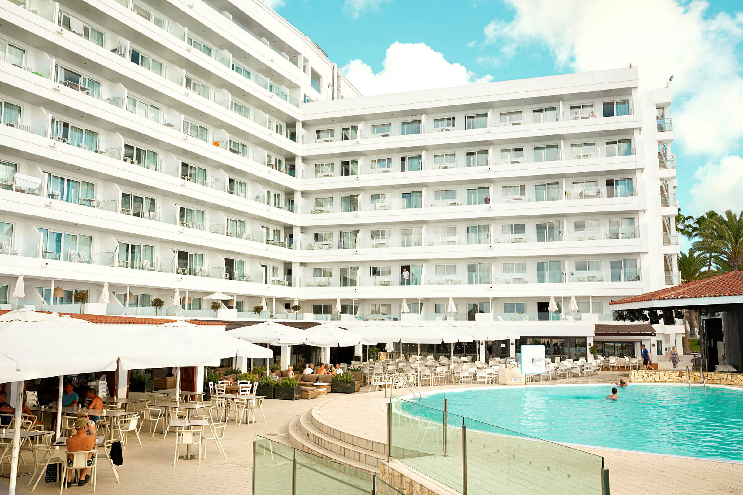 Hotellikompleksi, jossa uima-allas ja ulkoravintola. (Tekoälyn luoma teksti)