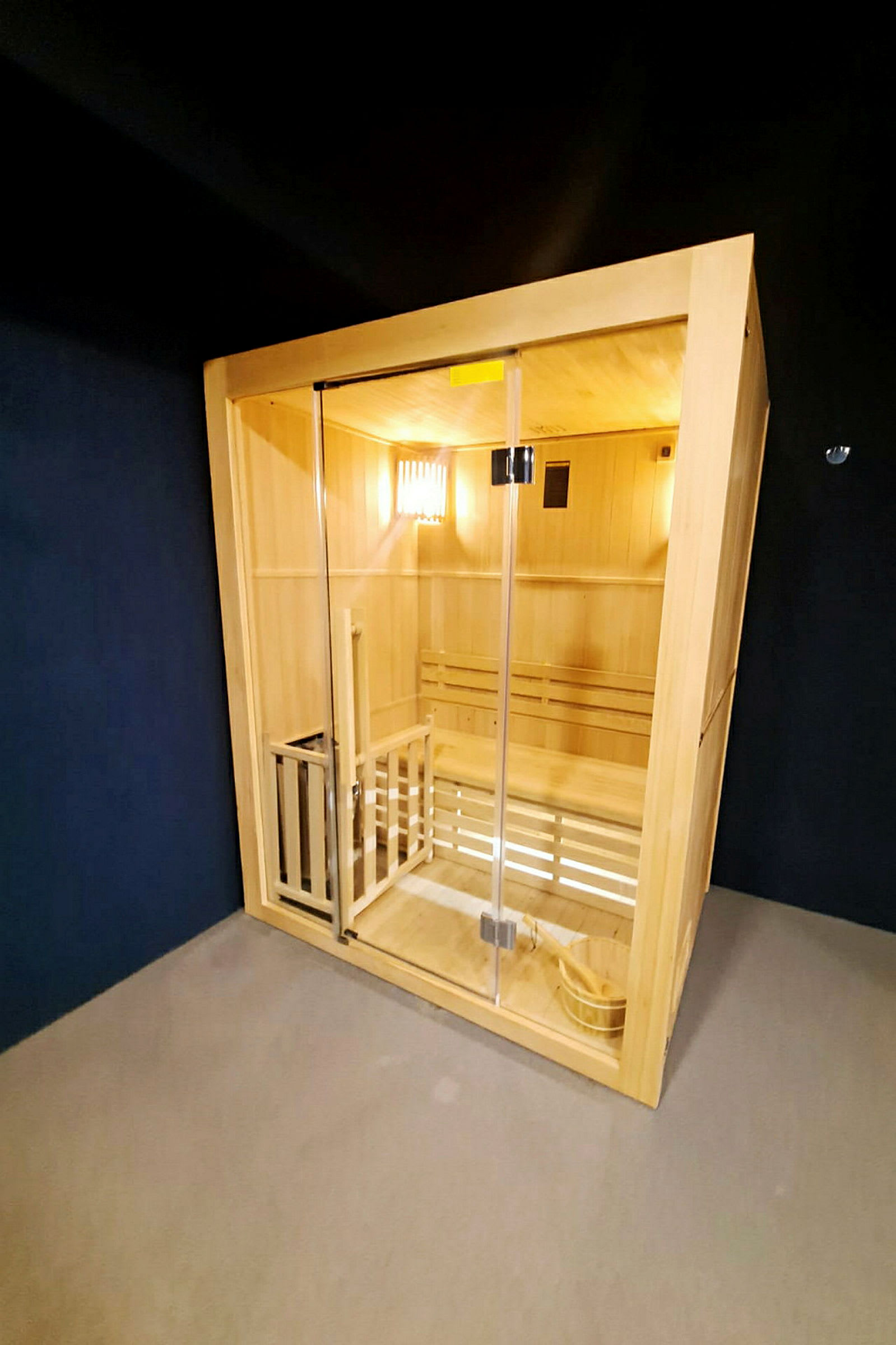 Puiset sauna lasiovilla huoneessa. (Tekoälyn luoma teksti)