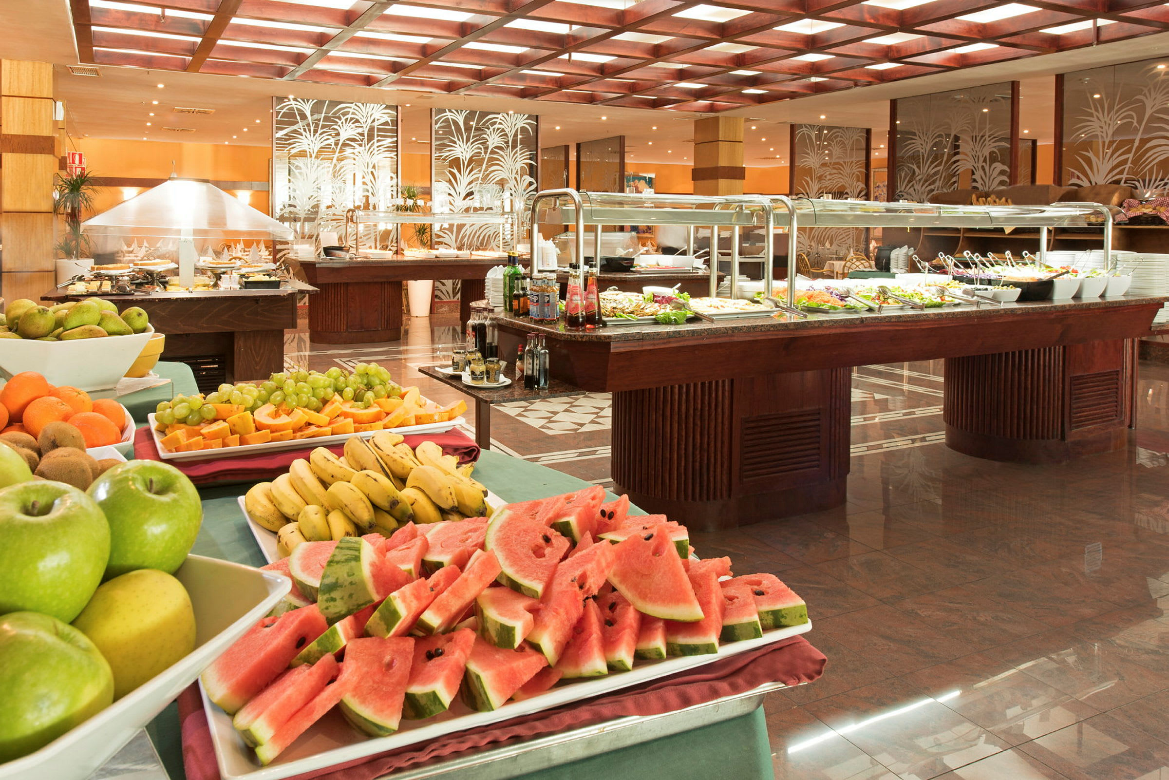 Buffet jossa hedelmiä ja salaatteja. (Tekoälyn luoma teksti)