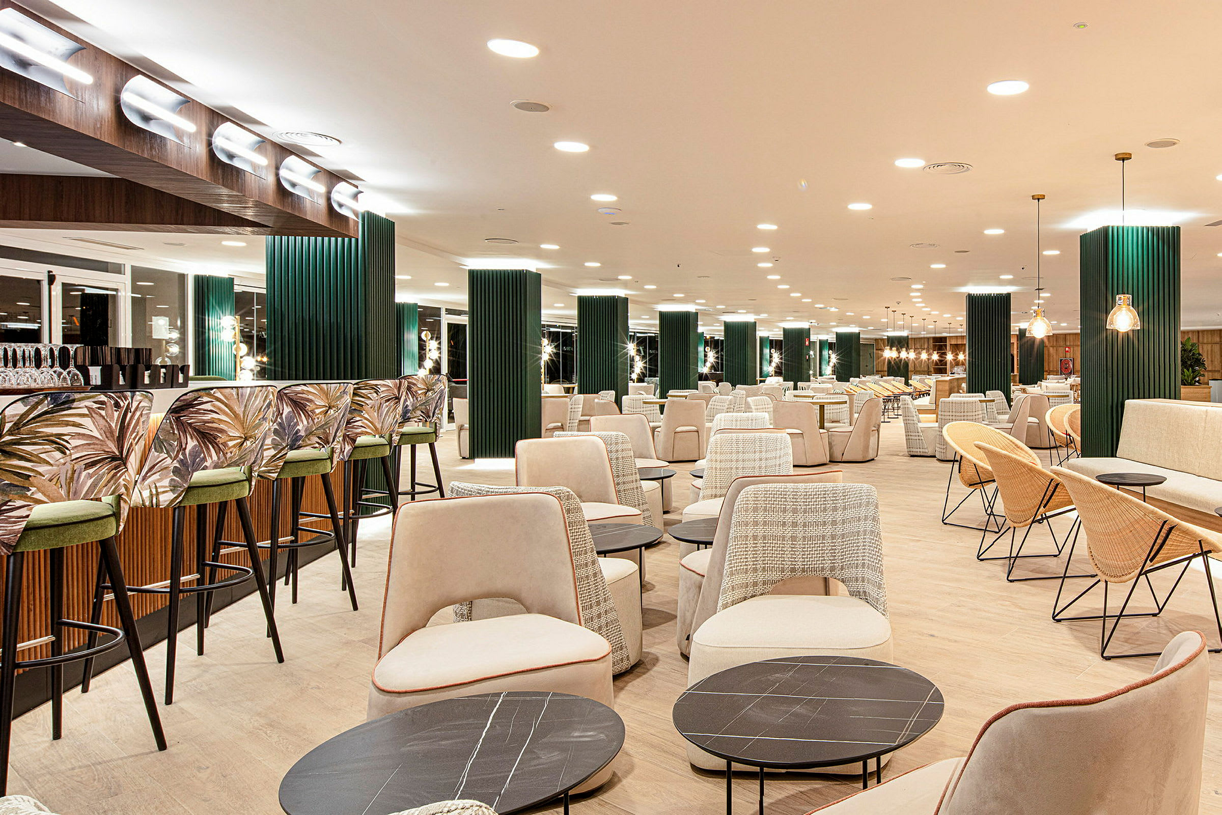 Moderni hotellin lounge, jossa istuinryhmiä ja baari. (Tekoälyn luoma teksti)