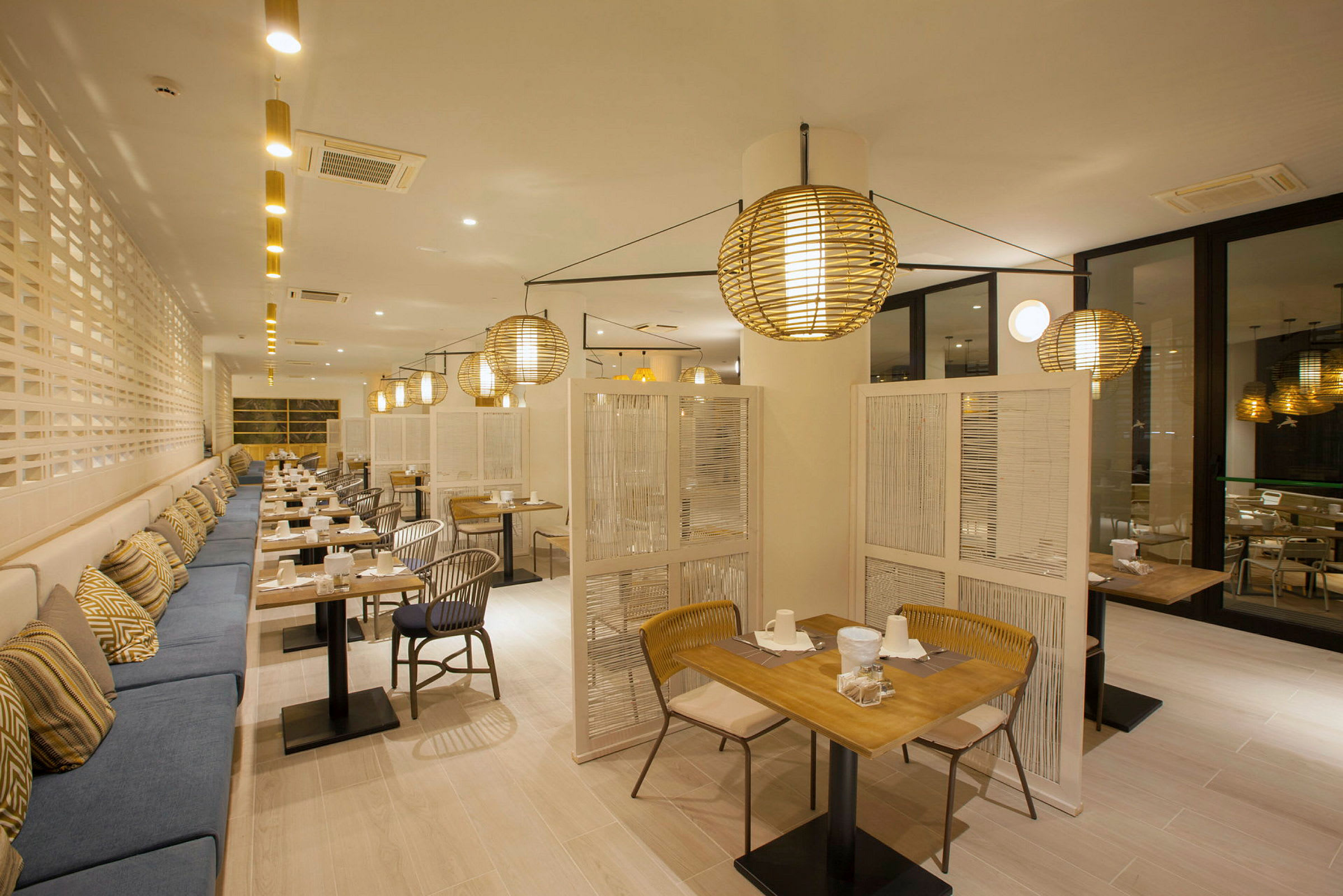 Tyylikäs ravintola, jossa on modernit valaisimet ja pöydät. (Tekoälyn luoma teksti)