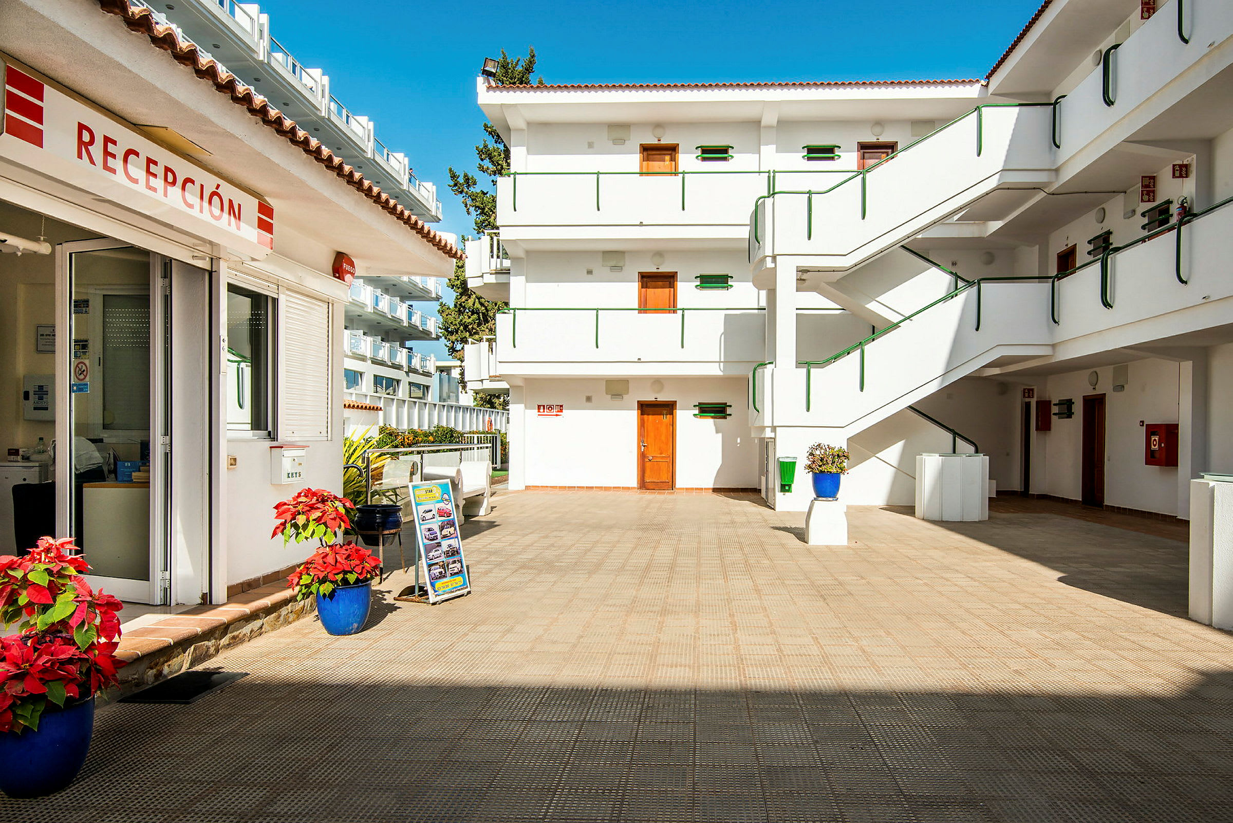 Sisäänkäynti vastaanottoon ja sisäpiha hotellissa. (Tekoälyn luoma teksti)