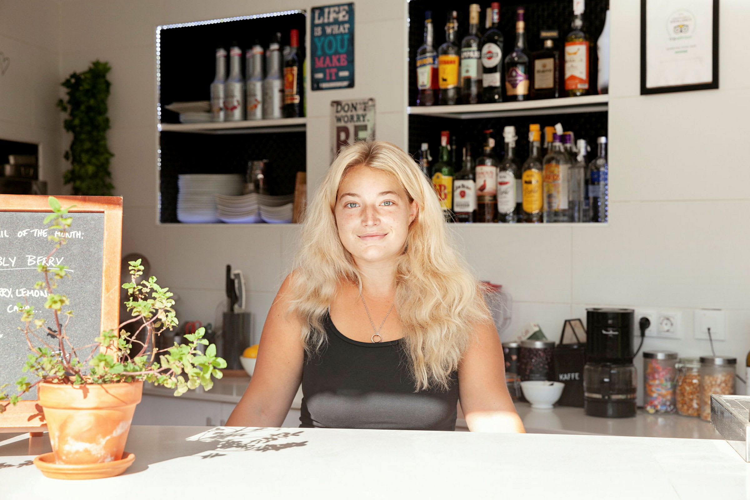 Sisäkuva baarista, jossa on erilaisia juomia ja koristeita. (Tekoälyn luoma teksti)
