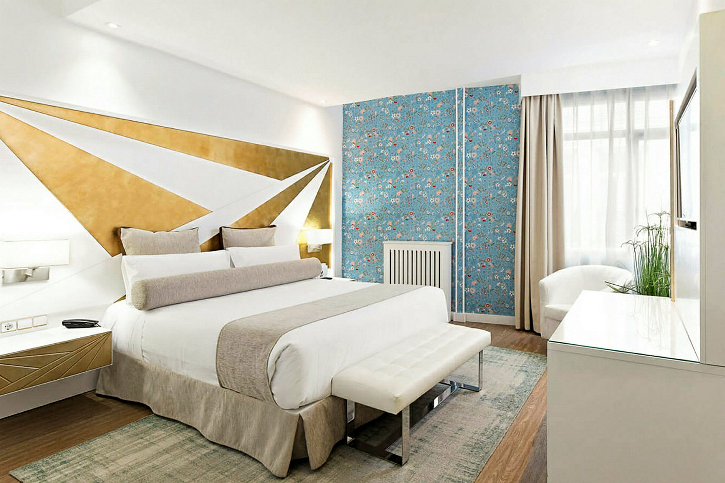 Nykytyylinen hotellihuone, jossa sänky, koristeltu seinä ja huonekaluja. (Tekoälyn luoma teksti)