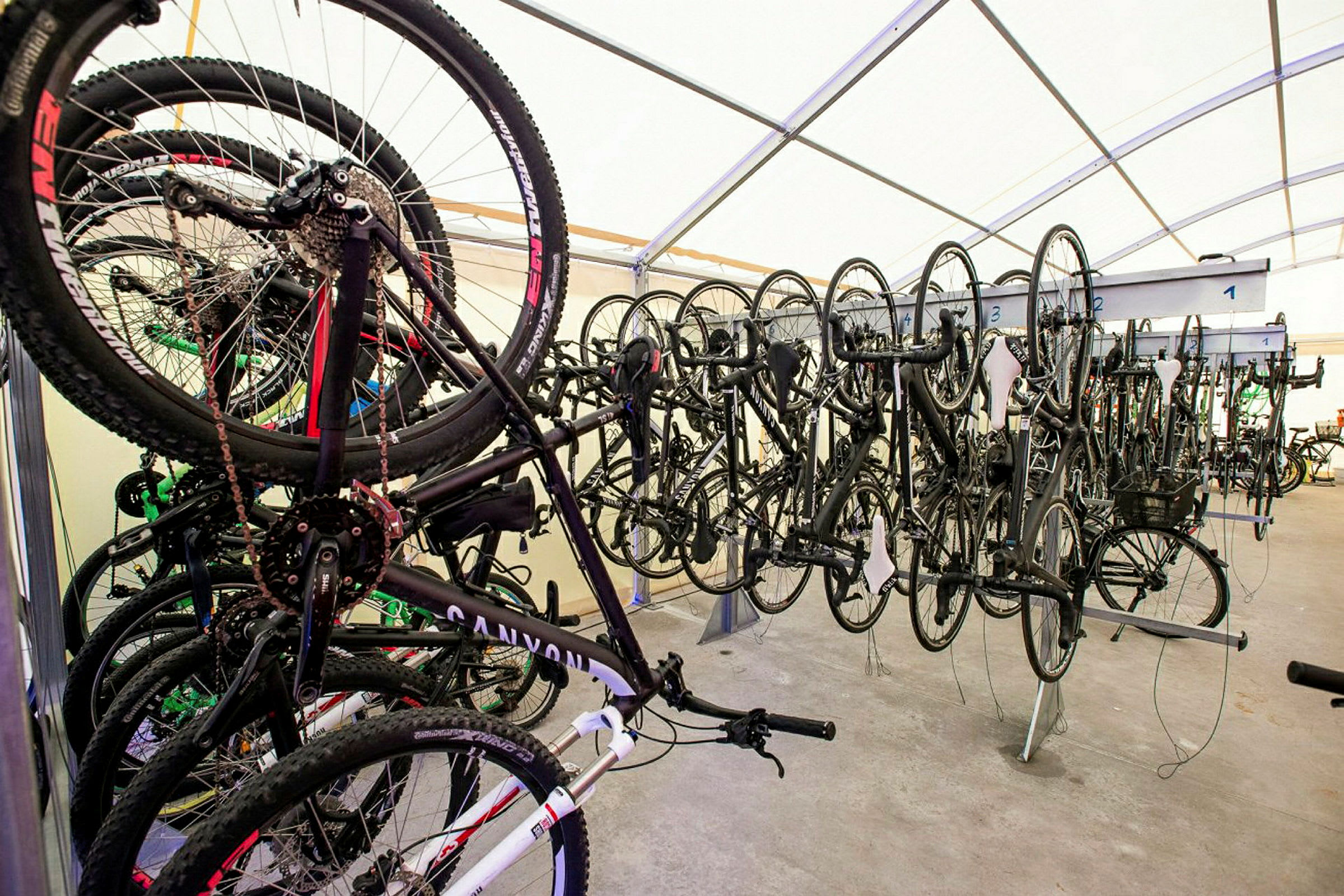 Polkupyörät säilytetään roikkuvina rivissä sisätiloissa. (Tekoälyn luoma teksti)