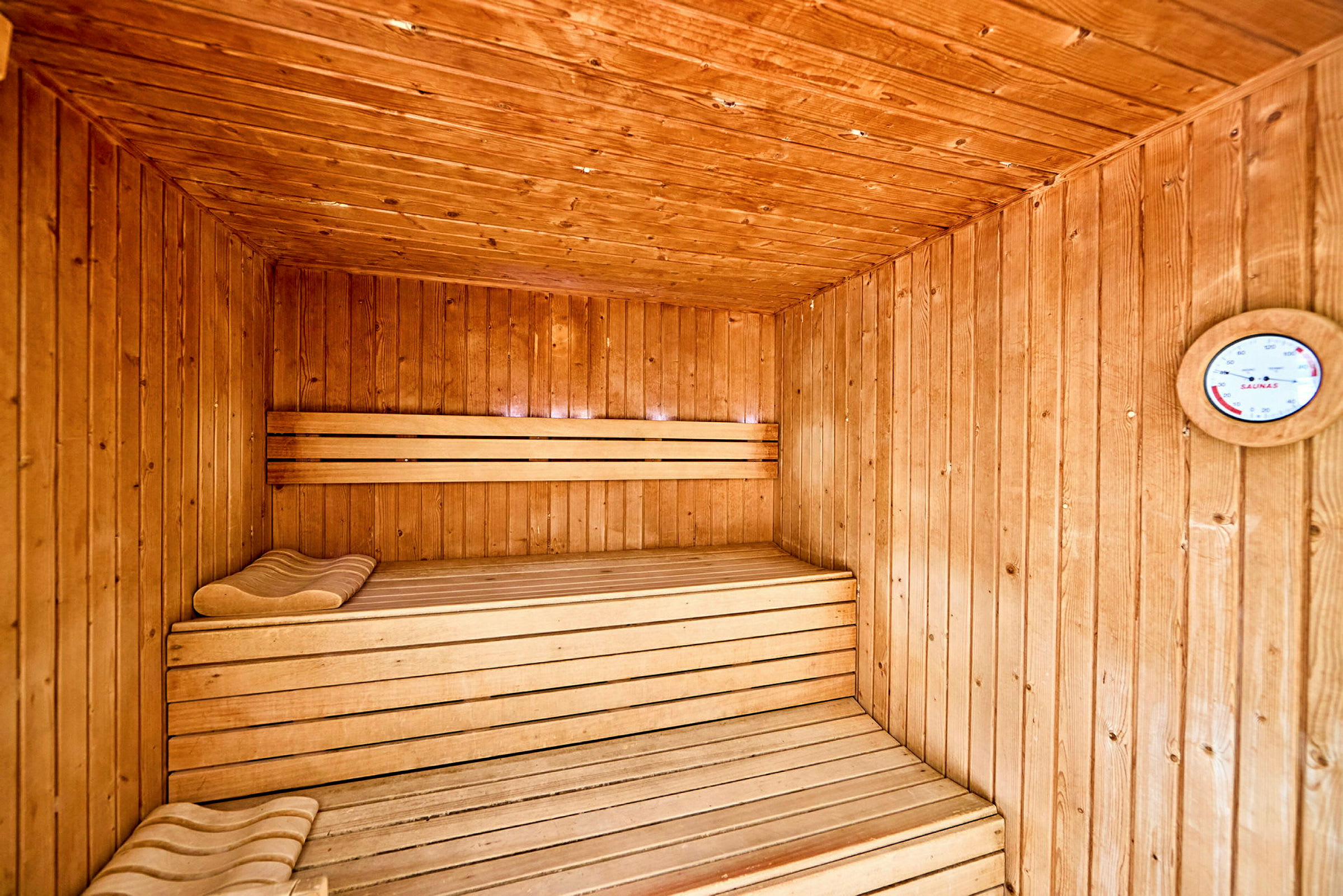Perinteinen sauna, jossa on puupaneelit ja puupenkit. (Tekoälyn luoma teksti)
