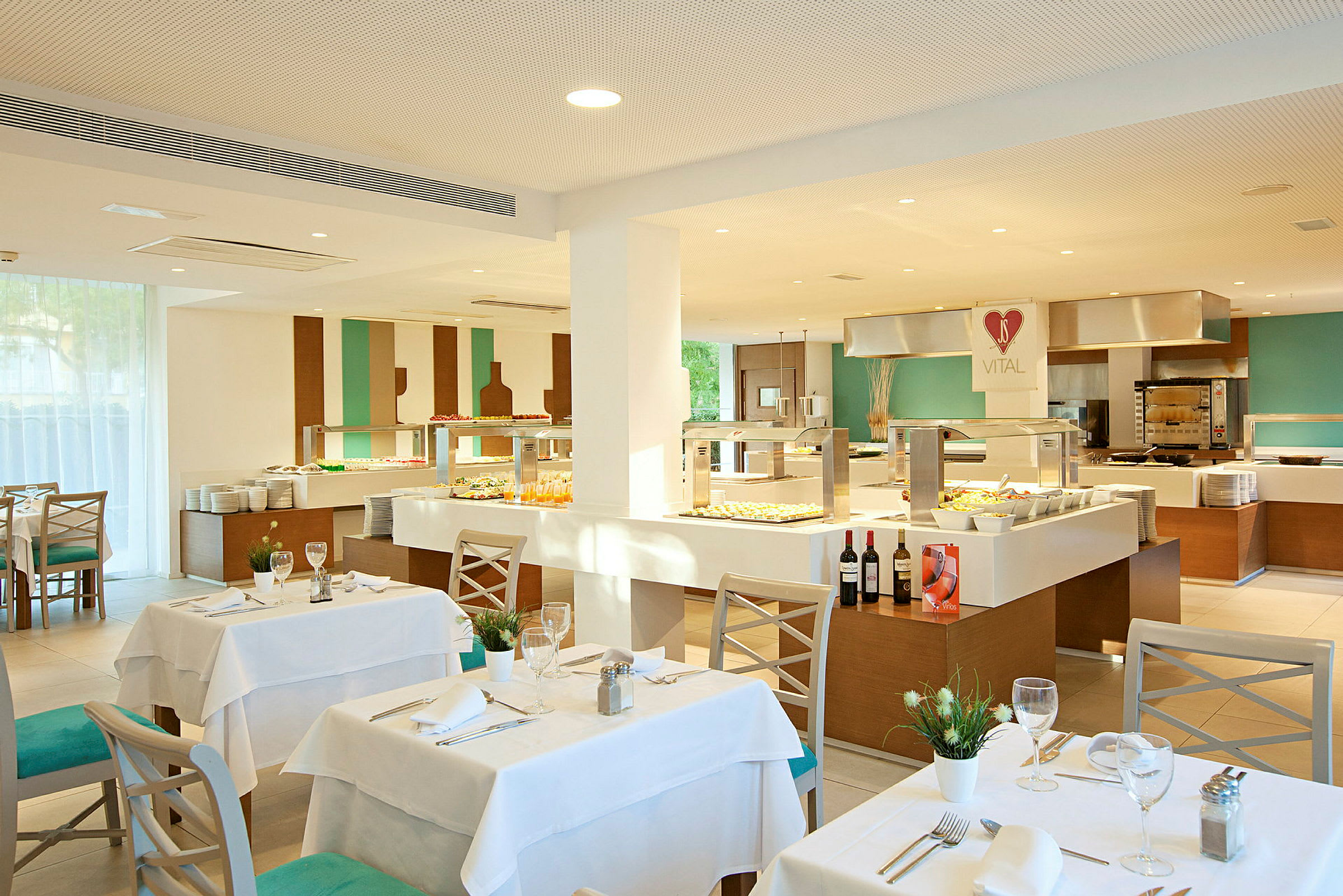 Ravintola katetuilla pöydillä ja buffetalueella. (Tekoälyn luoma teksti)