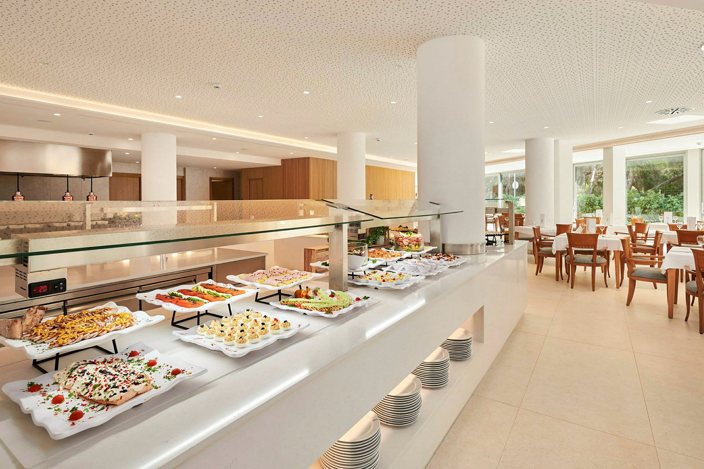 Buffet-ravintola, jossa tarjolla erilaisia ruokalajeja tarjoilupöydällä. (Tekoälyn luoma teksti)