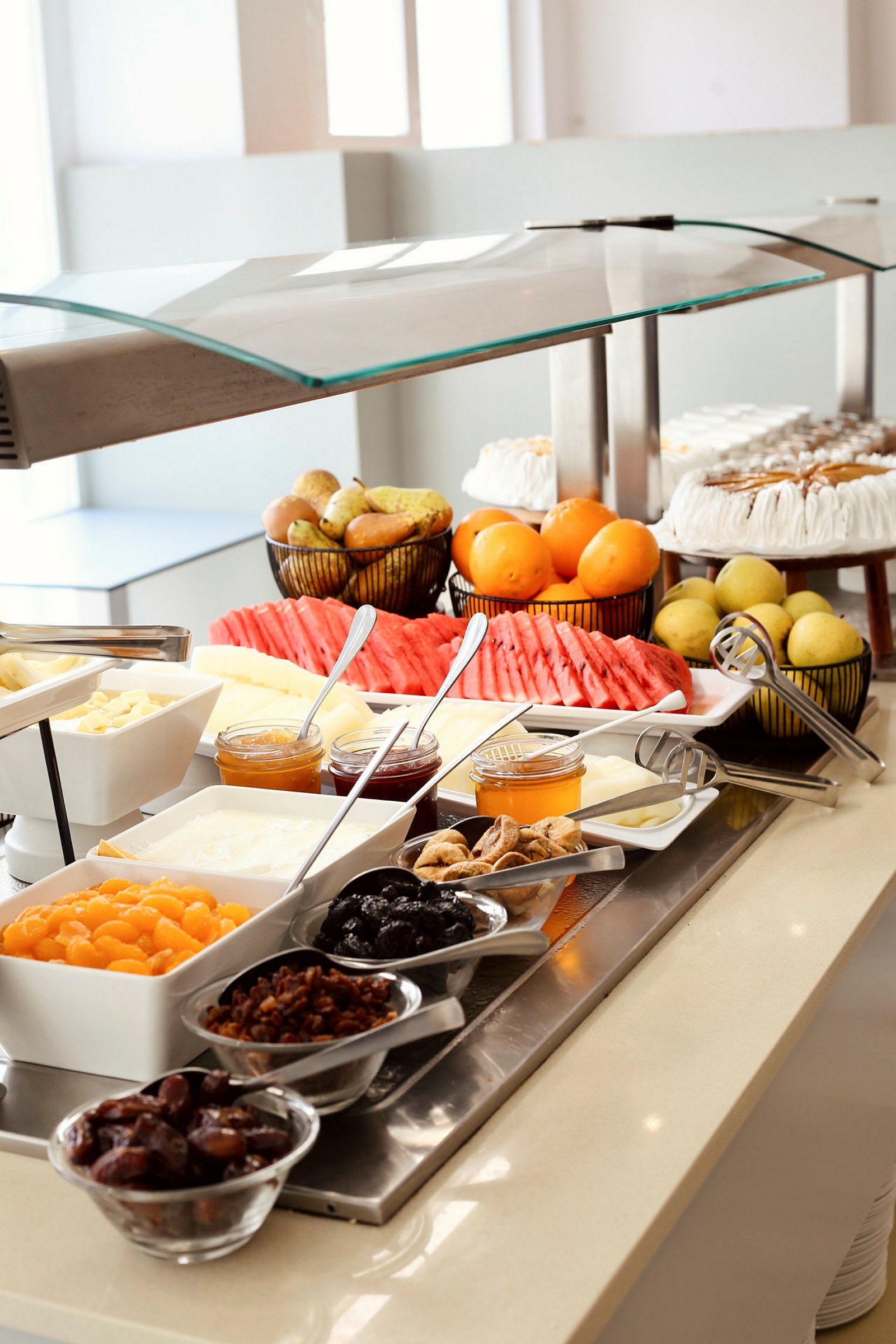 Buffet, jossa erilaisia hedelmiä ja lisukkeita. (Tekoälyn luoma teksti)