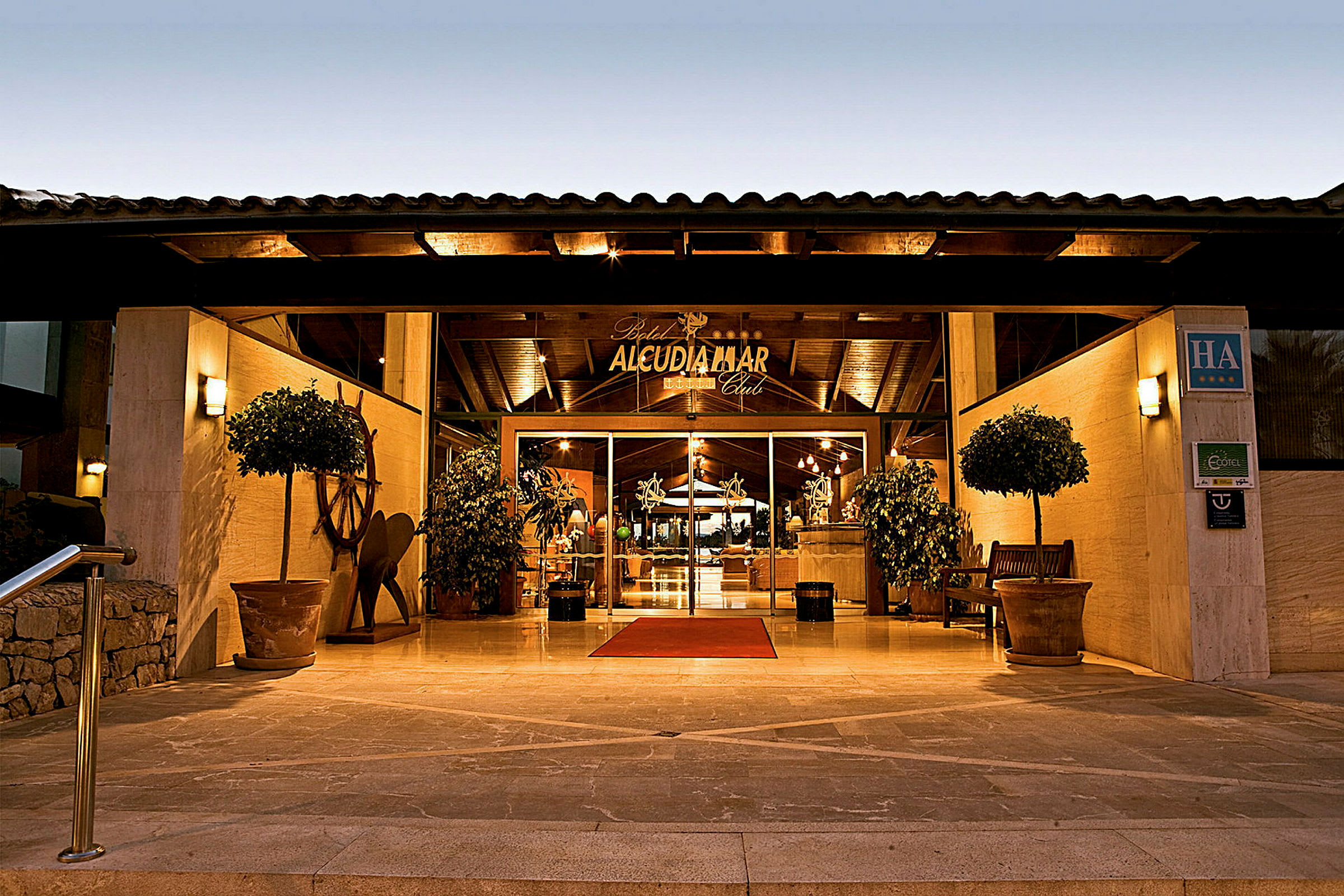 Alcudia Mar Club -hotellin sisäänkäynti ilta-aikaan. (Tekoälyn luoma teksti)