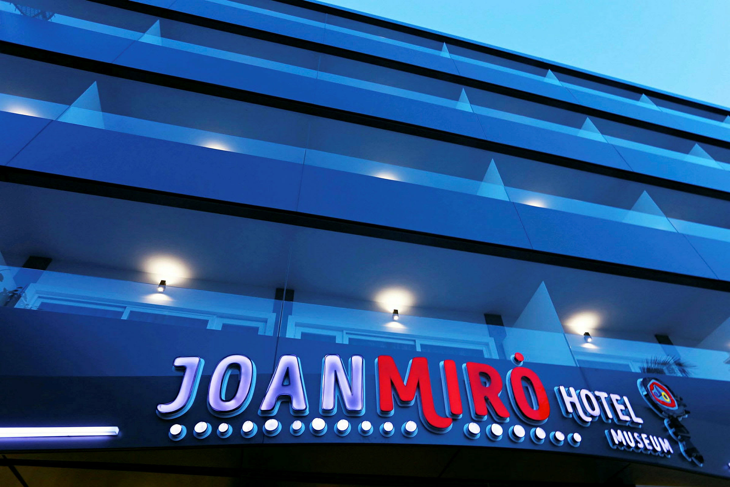Hotellin julkisivu, jossa on kyltti "Joan Miró Hotel Museum". (Tekoälyn luoma teksti)