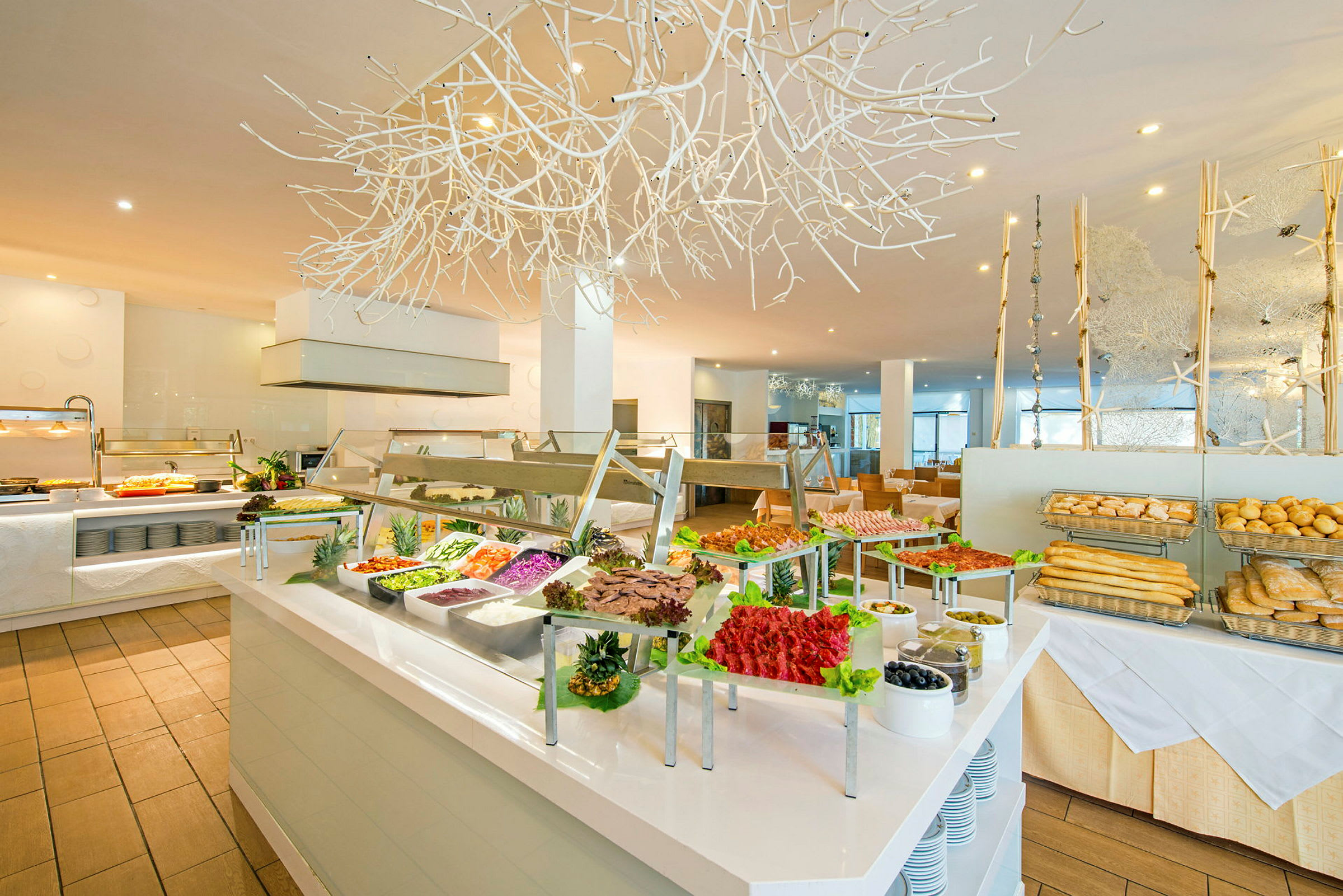 Buffet, jossa on erilaisia ruokalajeja ja leipää hienossa ruokasalissa. (Tekoälyn luoma teksti)