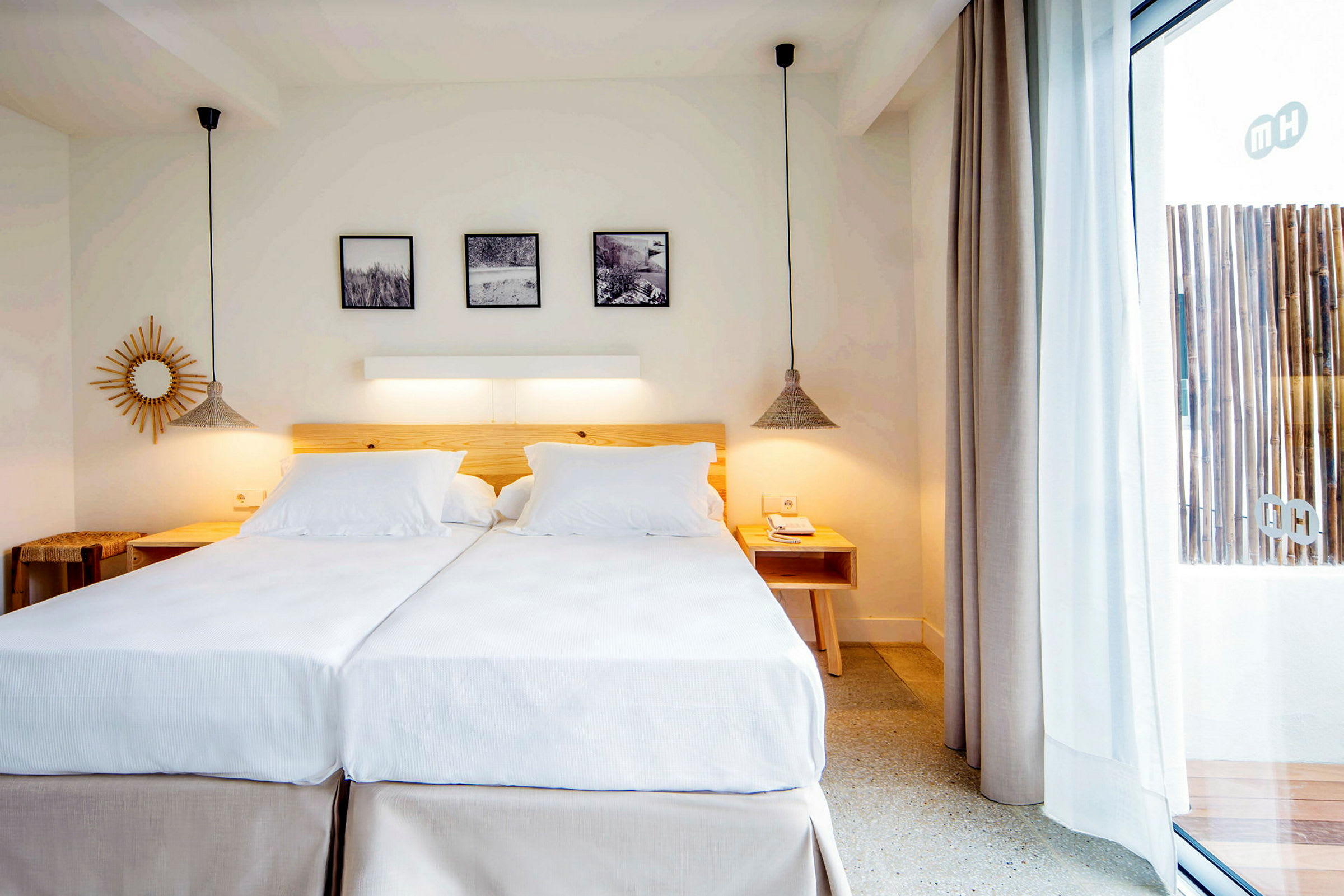 Valoisa ja tyylikäs hotellihuone, jossa on kaksi yhteen liitettyä yhden hengen vuodetta, puuyksityiskohtia ja moderni sisustus. (Tekoälyn luoma teksti)