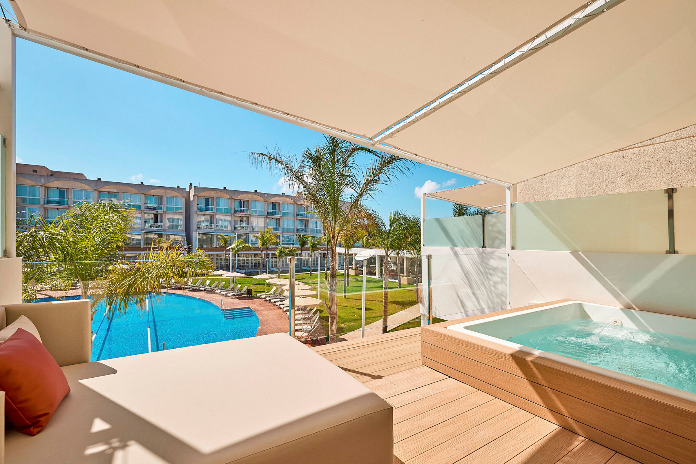 Juniorsviitti, jossa Plunge Pool (vilvoitteluallas)