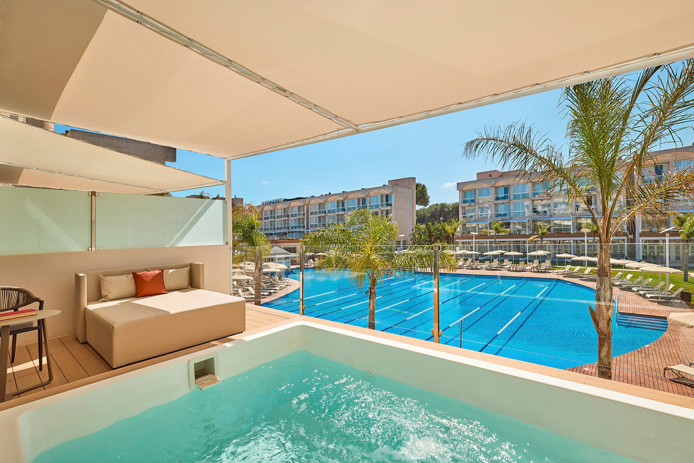 Juniorsviitti, jossa Plunge Pool (vilvoitteluallas)