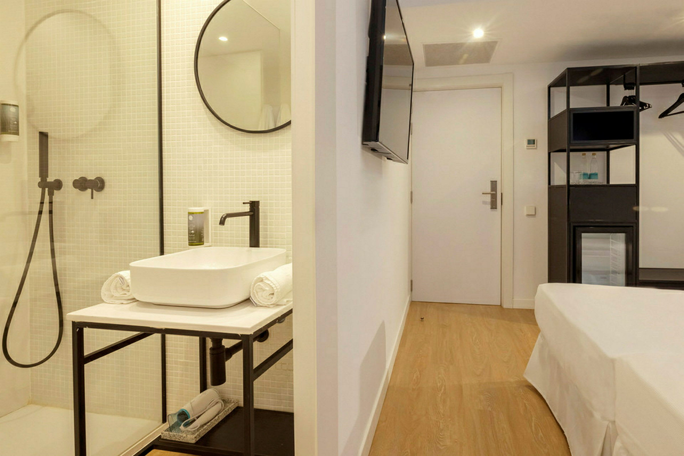 Hotellihuone modernilla kylpyhuoneella ja minimalistisilla huonekaluilla. (Tekoälyn luoma teksti)