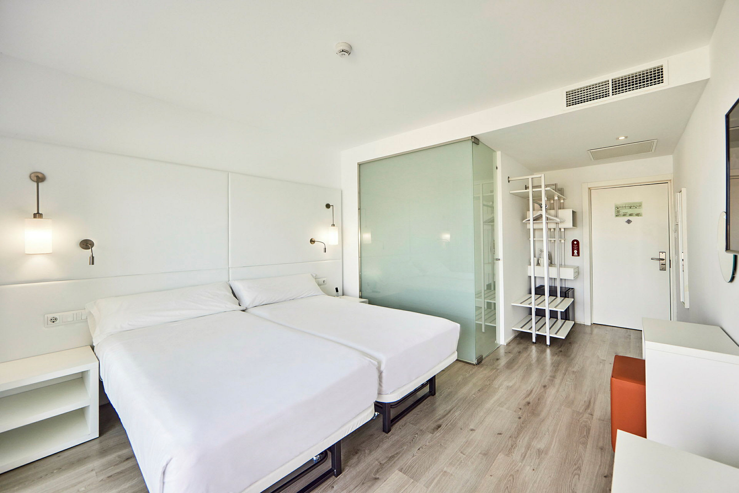 Valoisa ja modernisti sisustettu hotellihuone. (Tekoälyn luoma teksti)