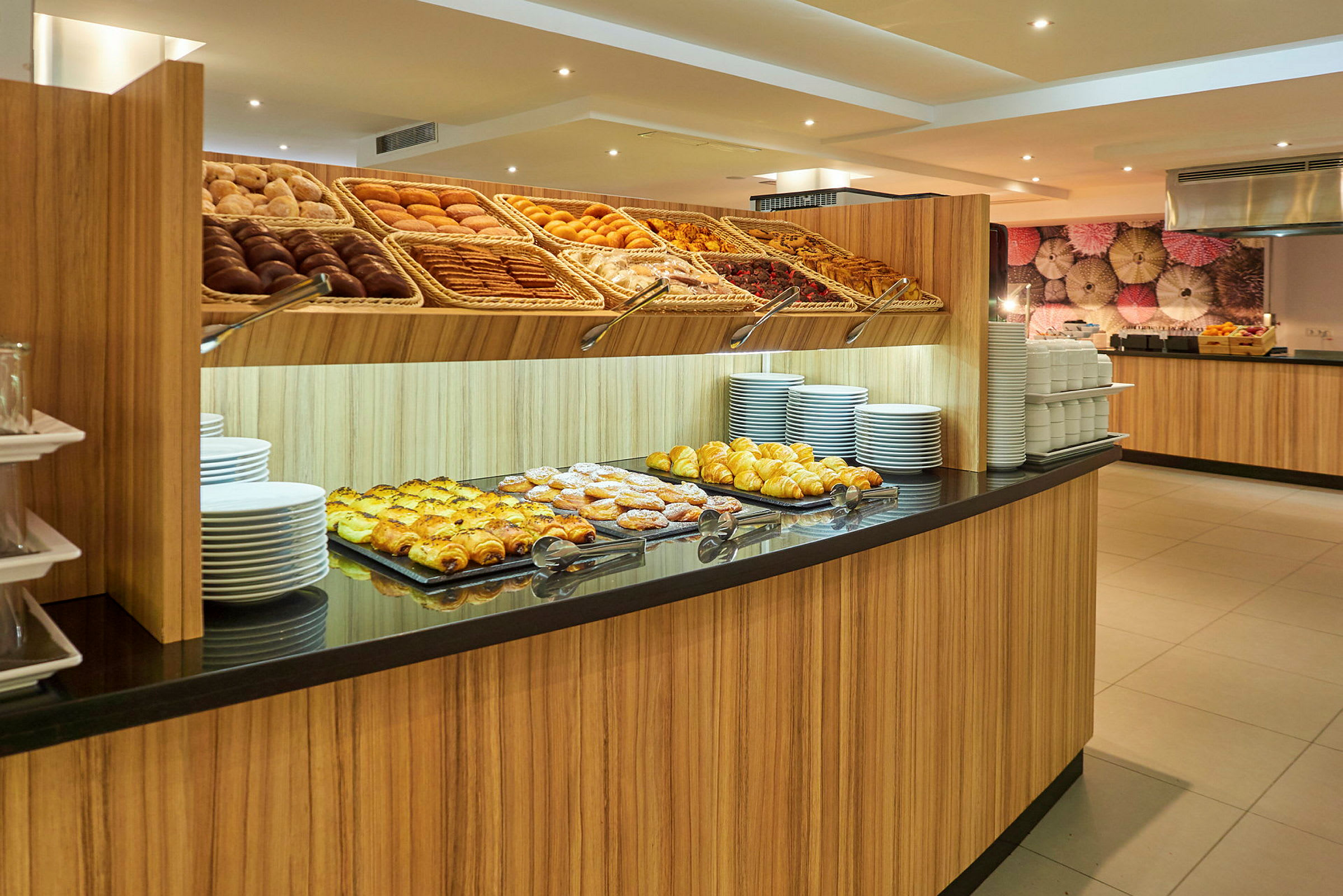 Buffet, jossa on erilaisia leipiä ja leivonnaisia. (Tekoälyn luoma teksti)